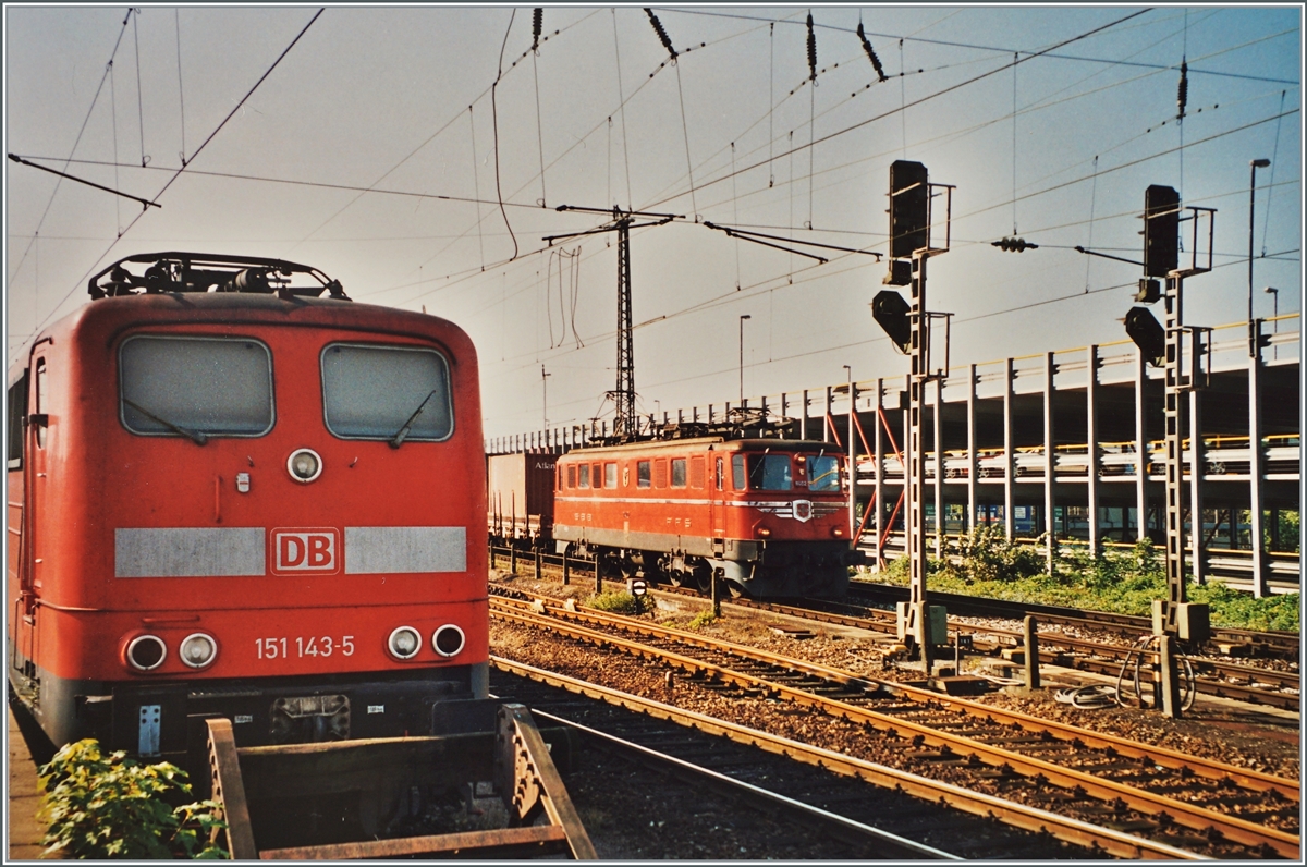 Die Ae 6/6 11402  Uri  erreicht mit einem Güterzug den Badischen Bahnhof von Basel, was für die Langlebigkeit des Prototyps der Ae 6/6 spricht. 

Analogbild vom August 2002