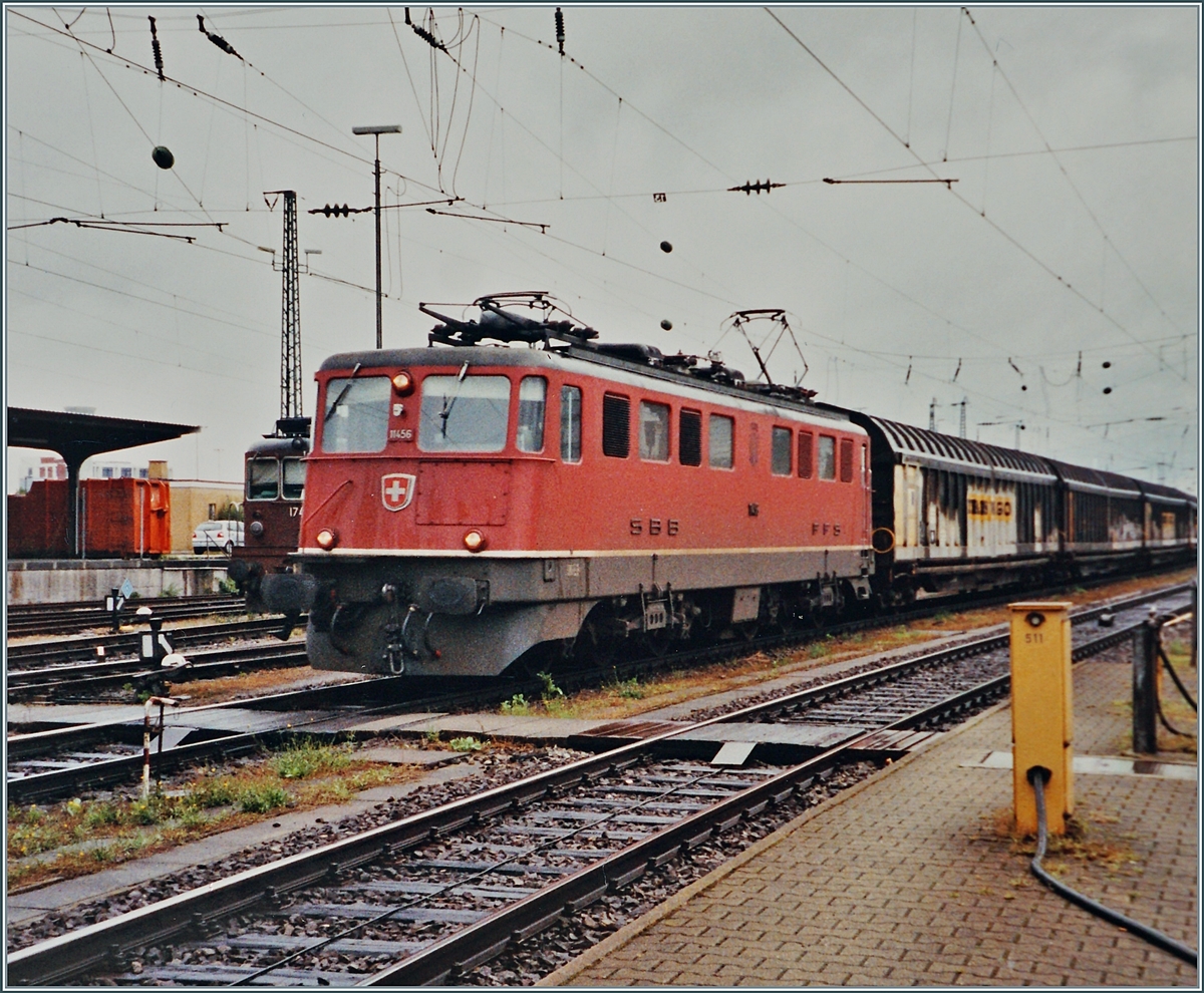 Die Ae 6/6 11456  Olten  erreicht mit einem Güterzug den Badischen Bahnhof von Basel. 

Analogbild vom Juli 2005