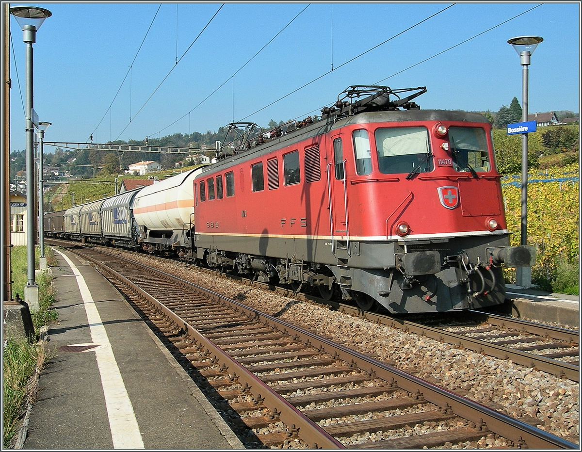 Die Ae 6/6 11470 mit einem Gterzug bei Bossire. 
16. Okt. 2007