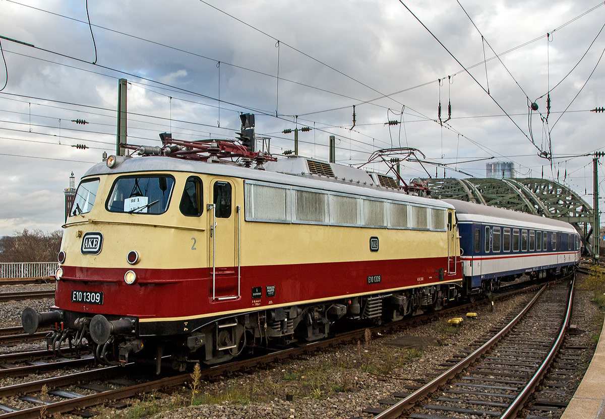 Die AKE E10 1309 (91 80 6113 309-9 D-TRAIN) der Train Rental International GmbH mit n-Wagen als National Express Verstärker des RE 1 „Nordrhein-Westfalen-Express“ Dortmund Hbf – Köln Hbf, erreicht am 22.12.2018 den Hauptbahnhof Köln.

Die Lok, eine sogenannte „Bügelfalten“ E10.12 mit Henschel-Schnellfahrdrehgestellen für dem TEE Rheingold bzw. TEE Rheinpfeil, wurde 1963 von Krauss-Maffei in München-Allach unter der Fabriknummer 19014 gebaut (der elektrische Teil ist von Siemens) und an die Deutschen Bundesbahn als E10 1309 geliefert. Mit der Einführung des EDV-gerechte Nummernsystems erfolgte zum 01.01.1968 die Umzeichnung in DB 112 309-0. Nach der deutschen Wiedervereinigung und dem darauffolgenden Vereinigung der beiden deutschen Staatsbahnen (DB und DR) wurde sie zum 01.01.1991 in DB 113 309-9 umgezeichnet und fuhr so bis zur Ausmusterung und Verkauf im Jahr 2014.


TECHNISCHE DATEN:
Spurweite: 1.435 mm
Achsformel: Bo’Bo’
Länge über Puffer: 16.440 mm
Drehzapfenabstand:  7.900 mm
Achsabstand im Drehgestell: 	3.400 mm
Dienstgewicht: 85,0 t
Höchstgeschwindigkeit: 160 (zeitweise 120 km/h)
Stundenleistung: 3.700 kW (kurzzeitig bis 6.000 kW)
Dauerleistung: 3.620 kW
Anfahrzugkraft: 275 kN
Treibraddurchmesser: 1.250 mm
Stromsystem: 	15 kV 16 ⅔ Hz ~
Anzahl der Fahrmotoren: 4
Antrieb: Gummiringfeder
Bremse: mehrlösige Knorr-Einheits-Druckluftbremse, Zusatzbremse, fremderregte elektrische Widerstandsbremse (max. Bremsleistung 2.000 kW, Dauerleistung 1.200 kW)

