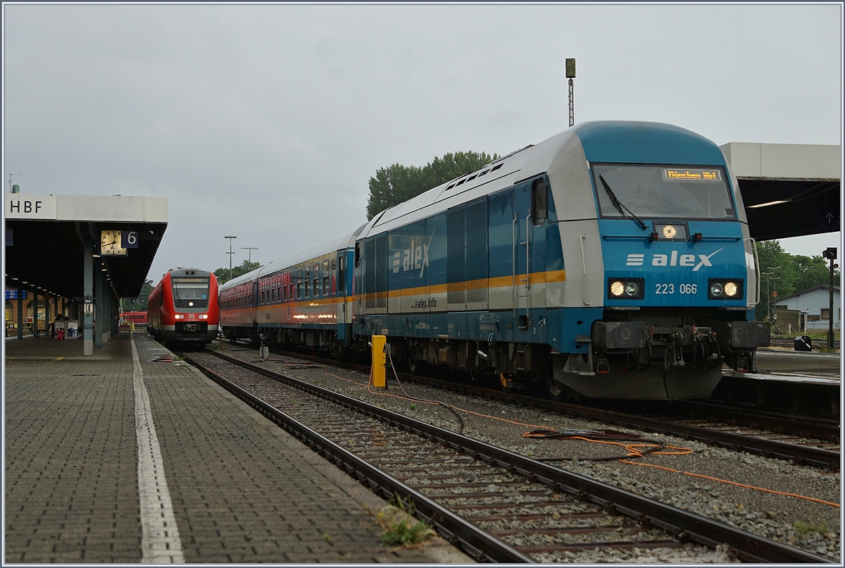 Die Alex 223 066 mit einem erschreckend kurzen Zug nach Mnchen wartet in Lindau auf die Abfahrt. 
10. Juli 2017