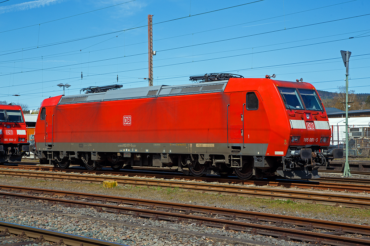 Die allererste der Baureihe 185 (TRAXX F140 AC1)....
Die 185 001-5 (91 80 6185 001-5 D-DB) der DB Cargo AG ist 17.04.2022 in Kreuztal abgestellt.

Die TRAXX F140 AC wurde 2000 von DaimlerChrysler Rail Systems (Adtranz) in Kassel unter der Fabriknummer 33398 gebaut. Die Abnahme durch die DB Cargo erfolgte erst Anfang Dezember 2002.

Auf Grund der wachsenden internationalen Aktivitäten von DB Cargo wurde für neue elektrische Güterzuglokomotiven Zweisystemfähigkeit für den Einsatz mit 25 Kilovolt bei 50 Hertz gefordert, um mit den Lokomotiven auch Frankreich, Luxemburg und Dänemark anfahren zu können. Die bestehende Option auf weitere Lokomotiven der Baureihe 145 wurde daher entsprechend abgewandelt wahrgenommen.

Im Januar 2000 konnte der Hersteller Adtranz (ab 2001 Bombardier) mit der 185 001 das erste Exemplar einer Mehrsystemvariante der Baureihe 145 präsentieren. Technisch sind die 185er eine Weiterentwicklung der BR145, auch flossen Erkenntnisse aus der Entwicklung der Baureihe 146 in die Lokomotiven mit ein. Insgesamt wurden 405 Lokomotiven der Baureihe 185 (200 F140 AC1 sowie 205 F140 AC2) beschafft, wodurch diese die derzeit am häufigsten im deutschen Eisenbahnnetz anzutreffende Elektrolokomotive ist. Mit ihr wurden vor allem die alten Lokomotiven der Baureihe 140 ersetzt. Der Stückpreis einer Lokomotive der Baureihe 185 betrug im Jahr 2000 circa 4,85 Millionen DM (rund 2,5 Millionen Euro).

TECHNISCHE DATEN: 
Spurweite: 1.435 mm
Achsformel:  Bo’Bo’
Länge über Puffer:  18.900 mm
Höchstgeschwindigkeit: 140 km/h (Eigen / Geschleppt)
größte Anfahrzugkraft: 300 kN
Dauerzugkraft: 265 kN (bis 57 km/h)
Nennleistung (Dauerleistung): 5.600 kW
Wirkungsgrad: 82,5% bei 2,1 MW und 93 km/h
Gesamtgewicht:	82 t
Mittlere Radsatzlast: 	20,5 t
Fahrzeugbegrenzung: 	UIC 505-1 / EBO G1
Länge über Puffer: 18.900 mm
Größte Breite: 2.978 mm
Gesamtradsatzstand: 13.000 mm
Achsabstand im Drehgestell: 2.600 mm
Laufkreisdurchmesser: 1.250 mm (neu) / 1.170 mm (abgenuzt)
Kleinster befahrbarer Gleisbogen: R =100 m
Geeignet für Ablaufberg:	ja
Bremse Kurzbezeichnung: KE-GPR-EmZ / D [ep]
Bremskraftübertragung :Scheiben
Feststellbremse: Federspeicher
Dynamische Bremse:	Netzbremse, 
Druckluftanlage Fördermenge und Druck: 144 m³/h; 10 bar
Antriebsart : Tatzlager
Übersetzung:  22 : 115
Zug- u. Stoßeinrichtung: Schraubkupplung
Zulässige Zugkraft / Druckkraft 	600 kN / 2 x 650 kN
Oberleitungsspannung: 15 kV; 16,7 Hz und 25 kV; 50 Hz
Anzahl und Typ der Stromabnehmer: 2 x DSA 200, 2 x SBB
Fahrmotoren: Anzahl und Typ: 4 x BAZu 8871/4
Spannung: 1.870 V
Höchstdrehzahl: 3.320 U/min
Gewicht eines Motors 	2.050 kg
Kühlung: fremd
Antrieb: Drehstrom-Asynchron
