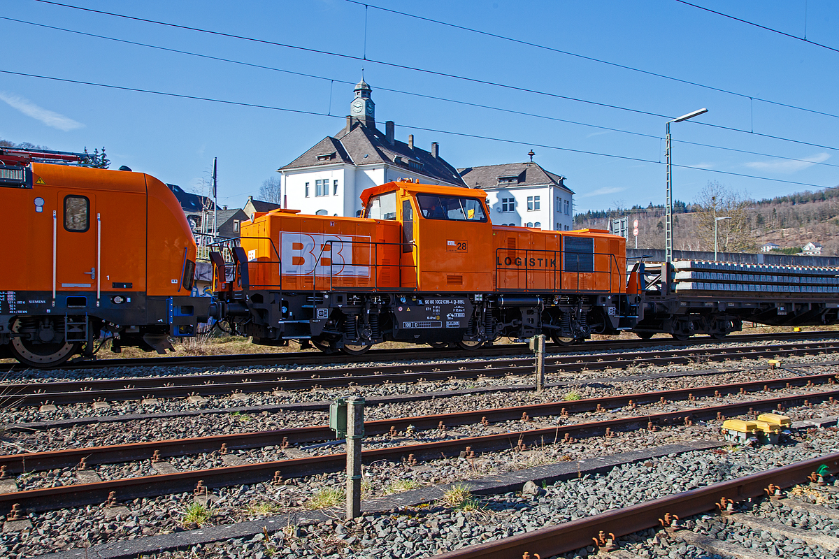 Die Alstom H3-Hybrid BBL 28 (90 80 1002 036-4 D-BBL) der BBL Logistik GmbH (Hannover), eingereiht hinter der „Smartron“ 192 008-1 (91 80 6192 008-1 D-BBL)  und einem Schwellenzug (Schwellen- bzw. Oberbauwagen der Gattung Slps) am 24.03.2021 die der Zugdurchfahrt in Niederschelden in Richtung Köln.

Die Alstom H3-Hybrid wurde 2020 von ALSTOM Lokomotiven Service GmbH in Stendal unter der Fabriknummer H3-00036 gebaut und an die BBL Logistik geliefert. 

Die Alstom H3-Hybrid wird in vier Varianten angeboten, in welcher diese ist kann ich nicht sagen.
Die Varianten sind:
Ein Dieselmotor mit einem 1000-kW-Generator:
Hybrid-Variante mit Dieselmotor,  350-kW-Generator  und Batterie;
zwei Dieselmotoren mit zwei 350-kW-Generatoren und 
Akkulok mit 600 kW Leistung.

Die Alstom Prima H3, auch als Prima H3 oder Alstom H3 bezeichnet, ist eine von ALSTOM Stendal entwickelte Rangier-Hybridlokomotive. Die H3 ist für den Rangierdienst sowie den leichten Streckendienst ausgelegt. Das Fahrzeug besitzt einen Mittelführerstand und drei einzeln gelagerte Achsen, von denen jede durch einen asynchronen Fahrmotor einzeln angetrieben wird. Die Achsen sind als hydraulische Radsatzkopplung mit passiver Radialeinstellung ausgelegt. Durch Eindrehen der ersten Achse im Gleisbogen dreht sich die dritte Achse ebenfalls ein, sodass das Fahrzeug reibungsarm sehr kleine Gleisbögen durchfahren kann. Somit werden Geräuschemissionen reduziert und die Infrastruktur des Streckennetzes geschont. Durch diese hydraulische Lösung werden keine elektrischen Sensoren zur Messung benötigt, um auf Basis des Messwertes die andere Achse des Fahrzeuges entsprechend einzudrehen. Die Fahrzeugplattform wurde durch ALSTOM Stendal vollständig neu entwickelt.

TECHNISCHE DATEN:
Spurweite:  1.435 mm
Achsformel: A’AA’
Länge: 12.800 mm
Achsenabstand: 6.400 mm (2 x 3.200 mm)
Raddurchmesser: 1.000 mm (neu) / 920 mm (abgenutzt)
Breite: 3.080 mm
Dienstgewicht: 67 t
Höchstgeschwindigkeit: 100 km/h
Kleinster befahrbarer Gleisbogen: R  60 m
Bremse: KE-GP-mZ (D)