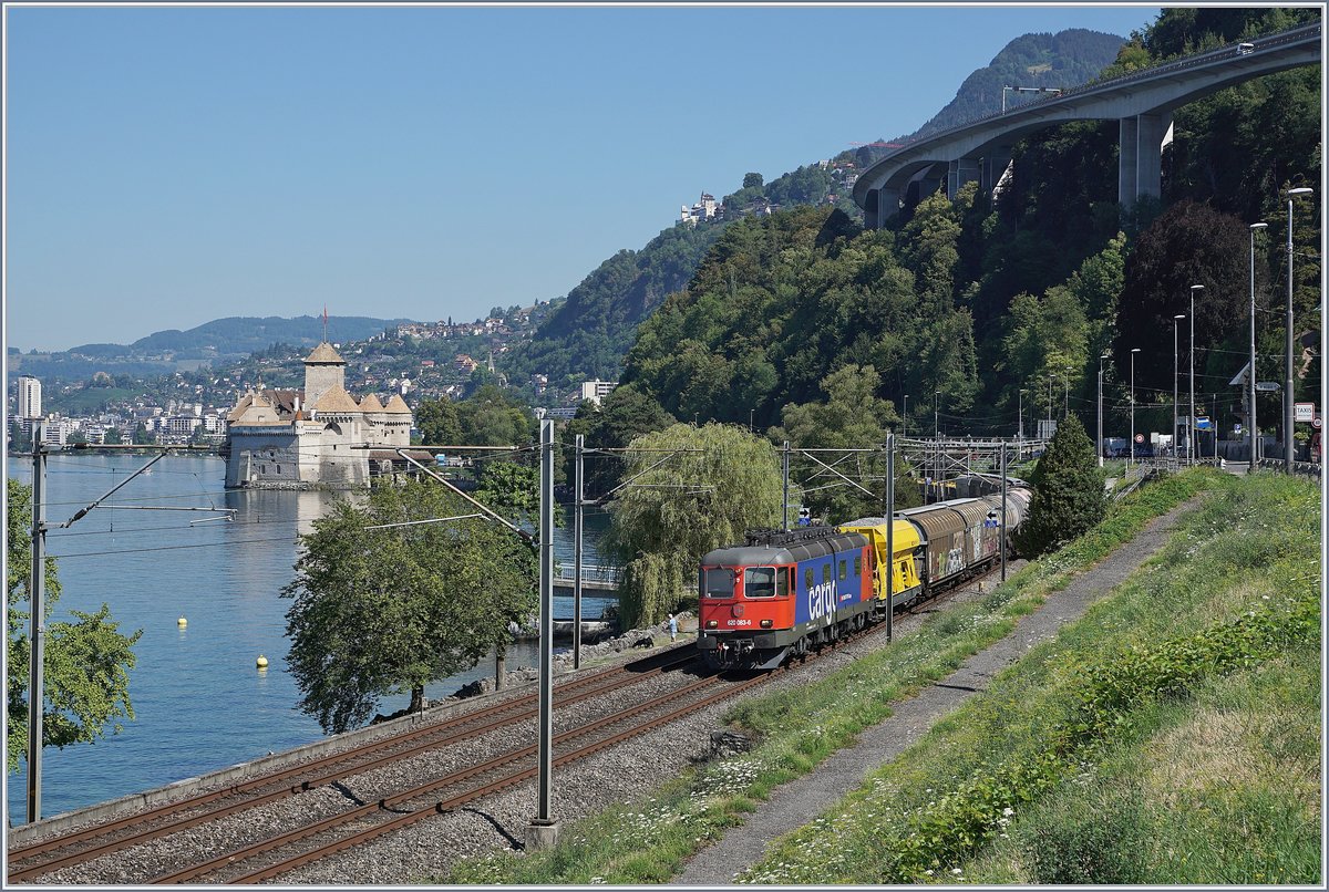 Die am 9.7.18 aus der Revision entlassene Re 620 083-6  Amsteg-Silenen  (UIC 91 85 4 620 083-6cCH-SBBC) mit einem Güterzug Richtung Wallis beim Château de Chillon.
27. Juli 2018