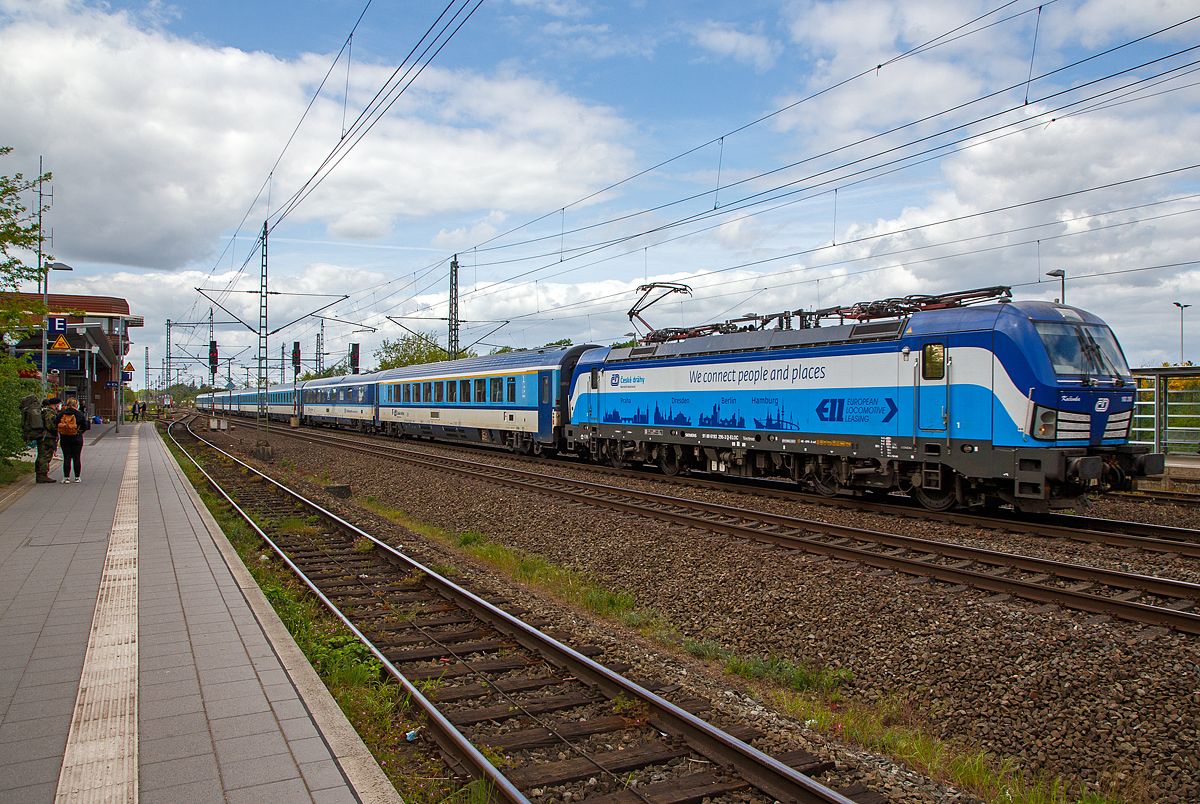 Die an die ČD - České dráhy a.s. (Praha / Prag) vermietete Siemens Vectron MS der ELL - European Locomotive Leasing (Wien)  193 295  Kačenka  (91 80 6193 295-3 D-ELOC) rauscht am 14.05.2022, mit einer leeren IC/EC-Garnitur aus Richtung Hamburg kommend, durch den Bahnhof Büchen in Richtung Osten.

Die Siemens Vectron MS wurde 2017 von Siemens Mobilitiy in München-Allach unter der Fabriknummer 22235 gebaut und an die ELL, den Vectron Kunden, geliefert. 