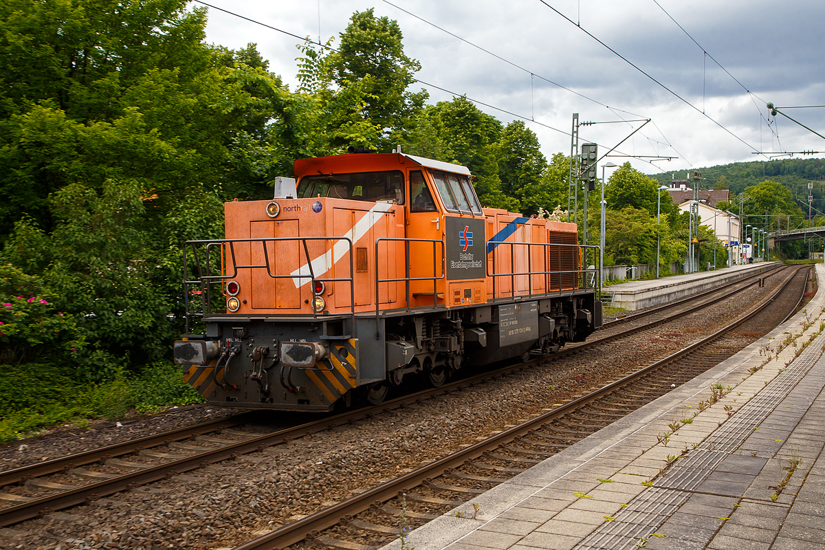 Die an die BEG - Bocholter Eisenbahngesellschaft mbH vermietete 275 103-0 (92 80 1275 103-0 D-NRAIL) eine Vossloh G 1206 der Northrail fährt am 30.05.2022 als Lokzug (solo) durch den Bahnhof Kirchen (Sieg) in Richtung Betzdorf.

Die G 1206 wurde 2001 von Vossloh unter der Fabriknummer 1001139 gebaut und war erst als Vossloh Mietlok im Einsatz. Im Jahr 2006 ging sie an die Mittelweserbahn GmbH in Bruchhausen-Vilsen als MWB V 2103 (ab 2007 NVR-Nummer: 92 80 1275 103-0 D-MWB). 2013 wurde sie an die Vermietungsfirma Northrail GmbH in Hamburg verkauft.