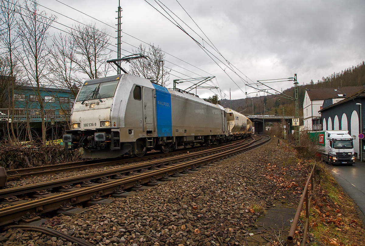 Die an die Crossrail Benelux N.V. vermietete 186 536-9 (91 80 6186 536-9 D-Rpool) der Railpool GmbH (München) fährt am 18.01.2022, mit dem „Zuckerzug“  (VTG Trichtermittenentladewagen der Gattung Uagnpps), durch Betzdorf/Sieg in Richtung Köln.

Die Bombardier TRAXX F140 MS(2E) wurde 2017 von Bombardier in Kassel unter der Fabriknummer 35351 gebaut und an die Railpool ausgeliefert. Die Multisystemlokomotive hat die Zulassungen bzw. besitzt die Länderpakete für Deutschland, Österreich, Polen, Tschechien, Slowakei und Ungarn (D/A/PL/CZ/SK/H).
