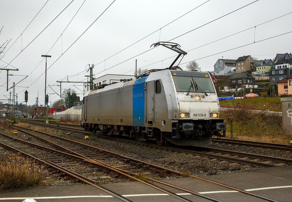 Die an die Crossrail Benelux N.V. vermietete 186 536-9 (91 80 6186 536-9 D-Rpool) der Railpool GmbH (München) fährt am 25.01.2022 als Lz durch Niederschelden in Richtung Siegen.

Die Bombardier TRAXX F140 MS(2E) wurde 2017 von Bombardier in Kassel unter der Fabriknummer 35351 gebaut und an die Railpool ausgeliefert. Die Multisystemlokomotive hat die Zulassungen bzw. besitzt die Länderpakete für Deutschland, Österreich, Polen, Tschechien, Slowakei und Ungarn (D/A/PL/CZ/SK/H).
