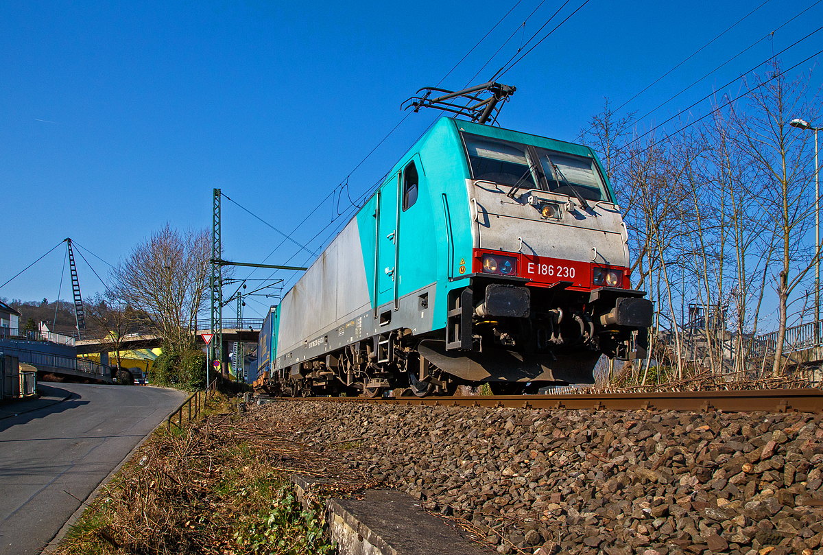 Die an die Crossrail Benelux N.V. vermietete E186 230 (91 88 7186 230-9 B-ATLU) der Alpha Trains Luxembourg s.à.r.l., ex COBRA 2838, fährt am 23.03.2022 mit einem KLV-Zug durch Betzdorf (Sieg) in Richtung Siegen.

Die TRAXX F140 MS wurde 2009 von Bombardier in Kassel unter der Fabriknummer 34471 gebaut. Sie hat die Zulassungen für Belgien, Deutschland, Österreich und die Niederlande.
