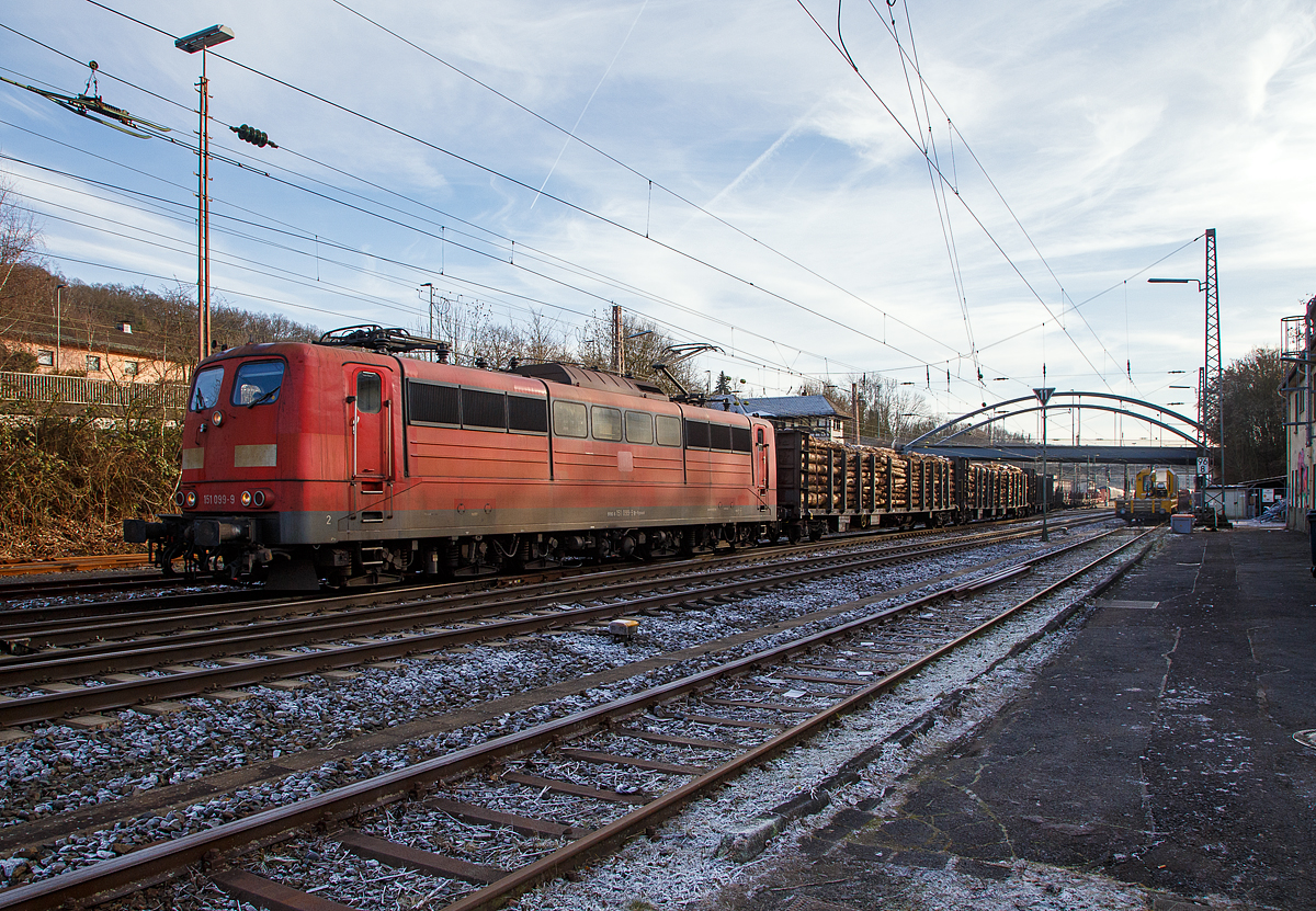 Die an die DB Cargo AG vermietete Railpool 151 099-9 (91 80 6151 099-9 D-Rpool), fährt nun am 22.12.2021 vom Rangierbahnhof Kreuztal, mit einem langen gemischten Güterzug, in Richtung Hagen los. Der Güterzug sah sehr schwer aus, so fuhr die Lok auch recht gemächlich an. Aber diese sechsachsigen Loks (Co’Co’) sind immer noch starke Zugpferde, und manche moderne Lok hat nicht diese Leistungsfähigkeit.

Mit einer Stundenleistung von 6.288 kW (8.550 PS) bei 92 km/h und einer Anfahrzugkraft von 395 kN können diese Loks 3.000 t Züge bei 3 ‰ Steigung noch mit einer Dauergeschwindigkeit 75 km/h ziehen, bei 2.000 t Zügen sind es 100 km/h.

Die Lok wurde 1976 von Krupp unter der Fabriknummer 5349 gebaut und an die Deutsche Bundesbahn geliefert. Bis 31.12.2016 gehörte sie zur DB Cargo AG. Zum 01.01.2017 wurden je 100 sechsachsige elektrische Altbau-Lokomotiven der Baureihen 151 und 155 an ein Konsortium aus dem Lokvermieter Railpool verkauft. Die DB Cargo mietet daraufhin 100 Loks von Railpool wieder an. Die anderen Maschinen werden dem freien Markt angeboten.

Technische Daten der BR 151:
Spurweite: 1.435 mm
Achsformel: Co'Co'
Länge über Puffer: 19.490 mm
Drehzapfenabstand:10.160 mm 
Achsstand der Drehgestelle:  4.450 mm 
Treibraddurchmesser:  1.250 mm (neu)
Dienstgewicht: 118,0 t
Achslast: 19,7 t
Dauerleistung: 5.982 kW (8.134 PS) bei 95 km/h
Stundenleistung: 6.288 kW (8.550 PS) bei 92 km/h
Anfahrzugkraft: 395 kN
Stundenzugkraft: 248 kN
Dauerzugkraft: 232 kN
Höchstgeschwindigkeit: 120 km/h
Fahrmotoren: 6 (AEG WBM372-22)
Fahrmotorgewicht: 2.850 kg (je Motor)
Antrieb: Gummiringfeder-Antrieb
Getriebeübersetzung: 1:2,628
Bauart der Bremseinrichtungen: KE-GP P2-EmZ
Elektrische Bremse: Thyristorgesteuerte Gleichstrom Widerstandsbremse
Max. Leistung elektr. Bremse: 6.660 KW
Bremskraft der elektrischen Bremse: 187 kN
Kleinster Kurvenradius:  140 m
