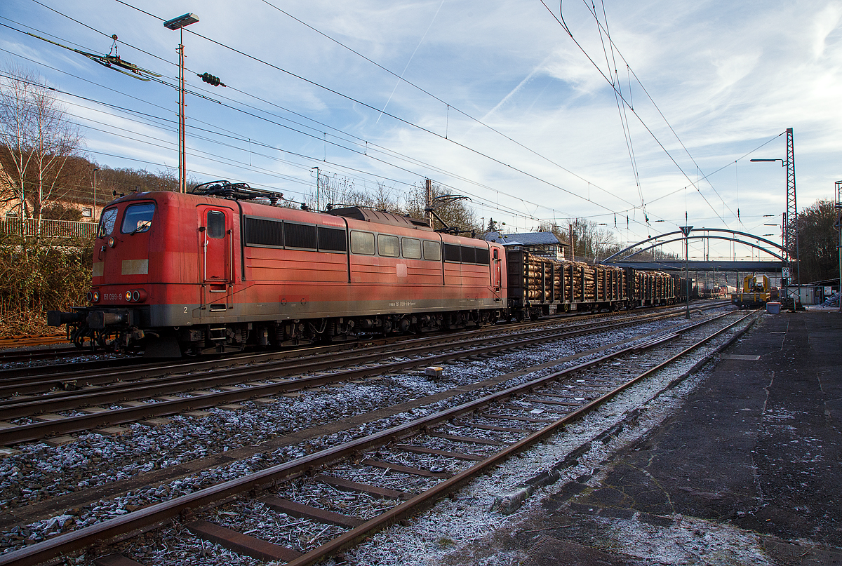 Die an die DB Cargo AG vermietete Railpool 151 099-9 (91 80 6151 099-9 D-Rpool), fährt nun am 22.12.2021 vom Rangierbahnhof Kreuztal, mit einem langen gemischten Güterzug, in Richtung Hagen los. Der Güterzug sah sehr schwer aus, so fuhr die Lok auch recht gemächlich an. Aber diese sechsachsigen Loks (Co’Co’) sind immer noch starke Zugpferde, und manche moderne Lok hat nicht diese Leistungsfähigkeit.

Mit einer Stundenleistung von 6.288 kW (8.550 PS) bei 92 km/h und einer Anfahrzugkraft von 395 kN können diese Loks 3.000 t Züge bei 3 ‰ Steigung noch mit einer Dauergeschwindigkeit 75 km/h ziehen, bei 2.000 t Zügen sind es 100 km/h.

Die Lok wurde 1976 von Krupp unter der Fabriknummer 5349 gebaut und an die Deutsche Bundesbahn geliefert. Bis 31.12.2016 gehörte sie zur DB Cargo AG. Zum 01.01.2017 wurden je 100 sechsachsige elektrische Altbau-Lokomotiven der Baureihen 151 und 155 an ein Konsortium aus dem Lokvermieter Railpool verkauft. Die DB Cargo mietet daraufhin 100 Loks von Railpool wieder an. Die anderen Maschinen werden dem freien Markt angeboten.

Technische Daten der BR 151:
Spurweite: 1.435 mm
Achsformel: Co'Co'
Länge über Puffer: 19.490 mm
Drehzapfenabstand:10.160 mm 
Achsstand der Drehgestelle:  4.450 mm 
Treibraddurchmesser:  1.250 mm (neu)
Dienstgewicht: 118,0 t
Achslast: 19,7 t
Dauerleistung: 5.982 kW (8.134 PS) bei 95 km/h
Stundenleistung: 6.288 kW (8.550 PS) bei 92 km/h
Anfahrzugkraft: 395 kN
Stundenzugkraft: 248 kN
Dauerzugkraft: 232 kN
Höchstgeschwindigkeit: 120 km/h
Fahrmotoren: 6 (AEG WBM372-22)
Fahrmotorgewicht: 2.850 kg (je Motor)
Antrieb: Gummiringfeder-Antrieb
Getriebeübersetzung: 1:2,628
Bauart der Bremseinrichtungen: KE-GP P2-EmZ
Elektrische Bremse: Thyristorgesteuerte Gleichstrom Widerstandsbremse
Max. Leistung elektr. Bremse: 6.660 KW
Bremskraft der elektrischen Bremse: 187 kN
Kleinster Kurvenradius:  140 m
