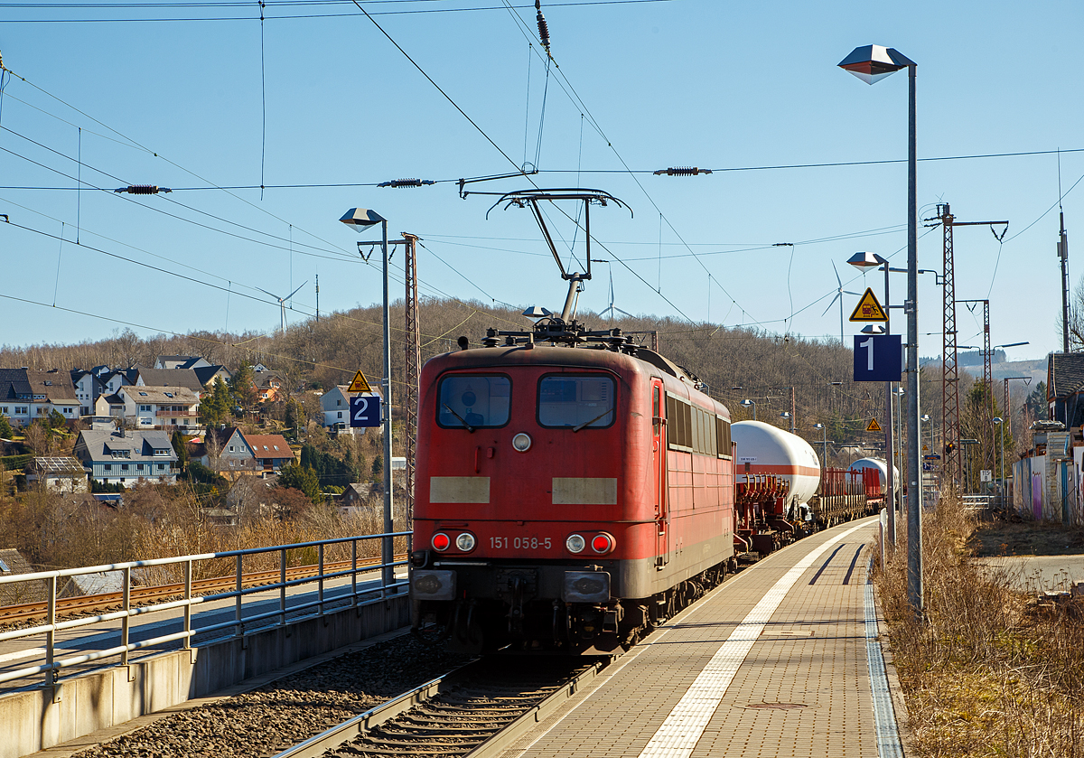 Die an die DB Cargo AG vermietete Railpool 151 058-5 (91 80 6151 058-5 D-Rpool), schiebt den extrem langen gemischten Güterzug der 185 222-7 gezogen wurde, durch Rudersdorf (Kr. Siegen) in Richtung Dillenburg nach.

Die 151 058-5 wurde 1974 von Henschel in Kassel unter der Fabriknummer 31801 gebaut. Bis 31.12.2016 gehörte sie zur DB Cargo AG. Zum 01.01.2017 wurden je 100 sechsachsige elektrische Altbau-Lokomotiven der Baureihen 151 und 155 an den Lokvermieter Railpool verkauft. Die DB Cargo mietet daraufhin 100 Loks von Railpool wieder an.
