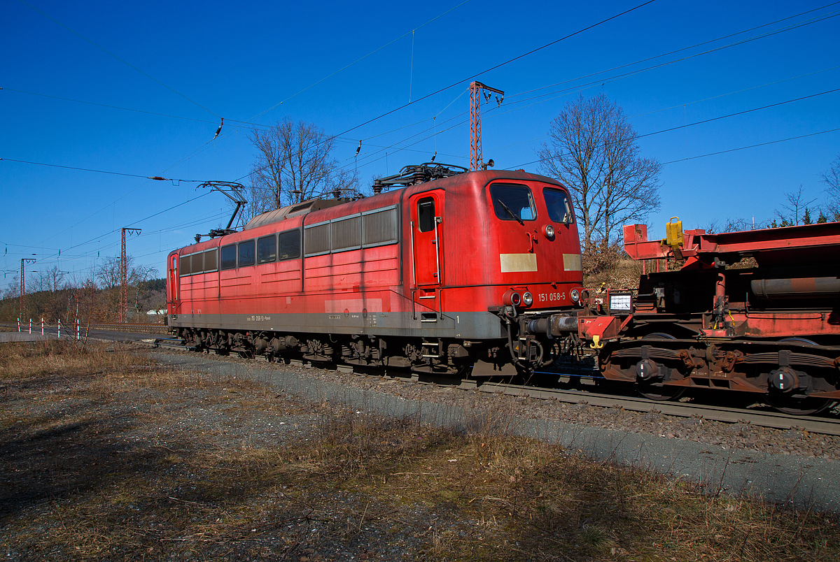 Die an die DB Cargo AG vermietete Railpool 151 058-5 (91 80 6151 058-5 D-Rpool), schiebt den extrem langen gemischten Güterzug der 185 222-7 gezogen wurde, durch Rudersdorf (Kr. Siegen) in Richtung Dillenburg nach.

Die 151 058-5 wurde 1974 von Henschel in Kassel unter der Fabriknummer 31801 gebaut. Bis 31.12.2016 gehörte sie zur DB Cargo AG. Zum 01.01.2017 wurden je 100 sechsachsige elektrische Altbau-Lokomotiven der Baureihen 151 und 155 an den Lokvermieter Railpool verkauft. Die DB Cargo mietet daraufhin 100 Loks von Railpool wieder an.
