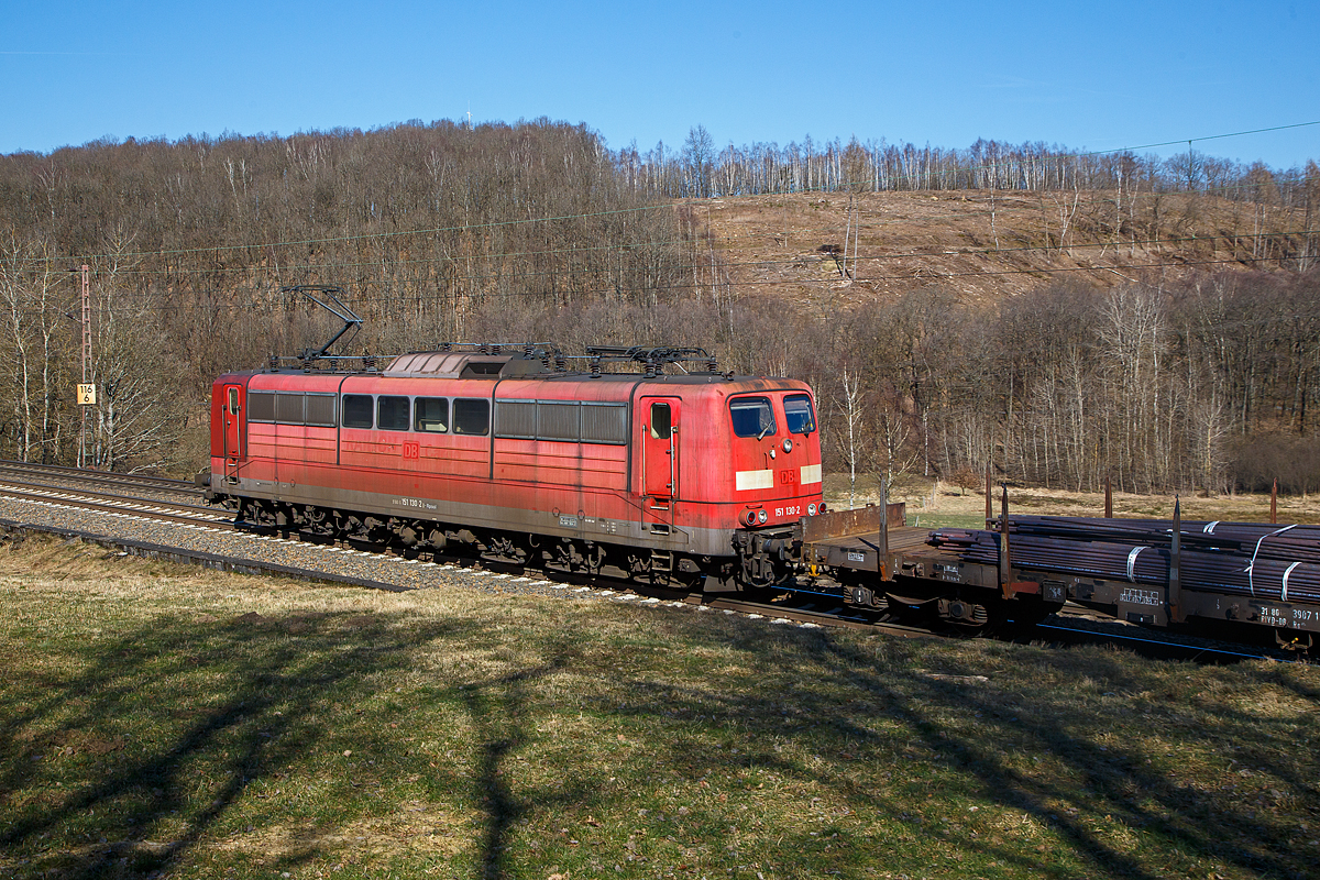 Die an die DB Cargo AG vermietete Railpool 151 130-2 (91 80 6151 130-2 D-DB), schiebt den extrem langen gemischten Güterzug der 187 190 gezogen wurde, bei Rudersdorf (Kr. Siegen) in Richtung Dillenburg nach.

Die 151 130-2 wurde 1976 von Henschel in Kassel unter der Fabriknummer 32022 gebaut. Bis 31.12.2016 gehörte sie zur DB Cargo AG. Zum 01.01.2017 wurden je 100 sechsachsige elektrische Altbau-Lokomotiven der Baureihen 151 und 155 an den Lokvermieter Railpool verkauft. Die DB Cargo mietet daraufhin 100 Loks von Railpool wieder an.