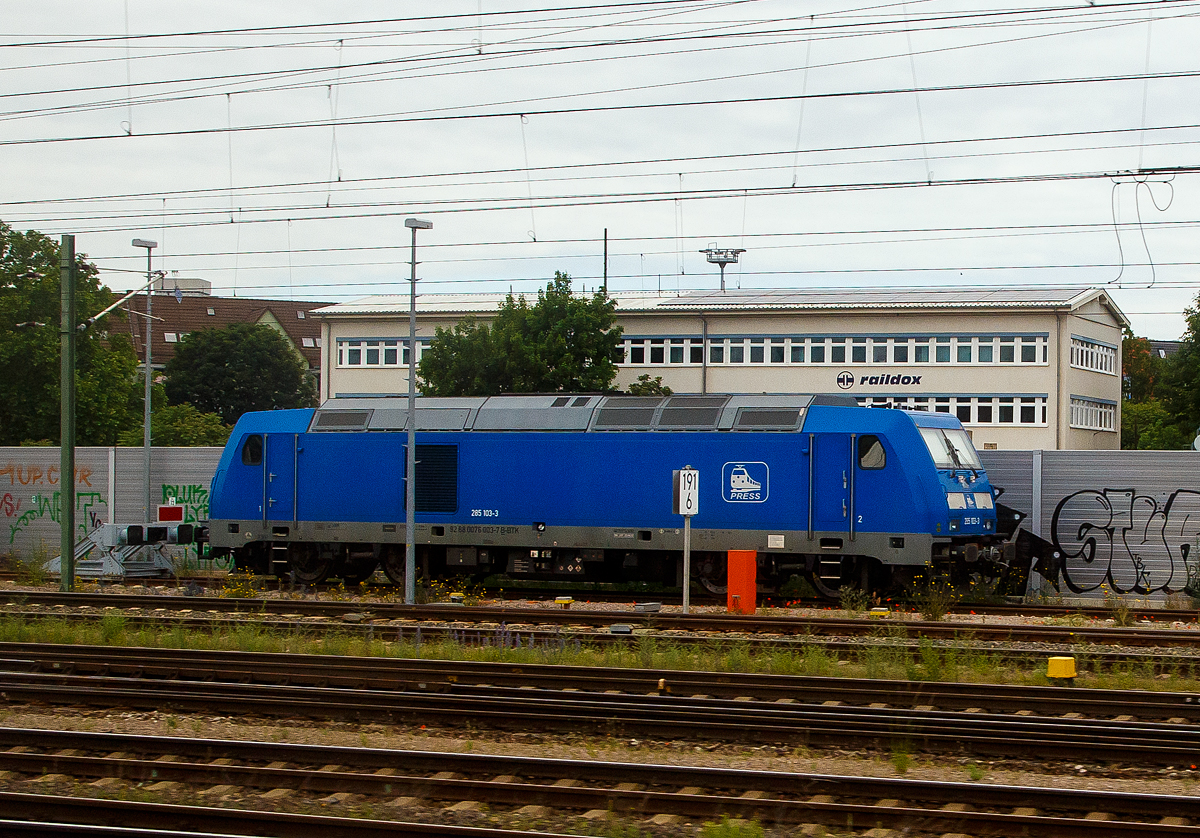 Die an die DB Fernverkehr AG, als ICE-Abschlepplok (mit aufgesetzter Scharfenberghilfskupplung) vermietete 285 103-3 (92 88 0076 003-7 B-BTK), eine Bombardier TRAXX F140 DE der PRESS - Eisenbahn-Bau- and Betriebsgesellschaft Pressnitztalbahn mbH (Jhstadt), ist am 11.06.2022 in Erfurt abgestellt (Aufnahme aus einem Zug heraus).

Eingestellt ist die Lok durch die BTK - Bombardier Transportation GmbH (Kassel) in Belgien, als 076 003. Die TRAXX F140 DE wurde 2010 von der Bombardier Transportation GmbH in Kassel unter der Fabriknummer 34762, eigentlich war sie fr die Fret SNCF / AKIEM als BB 076 003 vorgesehen und als 92 88 0076 003-7 B-AKIEM in Belgien zugelassen, aber wie weitere TRAXX F140 DE, wurde sie vom Besteller nie abgenommen. So ging sie 2013 an die BTK - Bombardier Transportation GmbH in Kassel  als 76 003 (92 88 0076 003-7 B-BTK), war und ist zugelassen in Belgien, der Niederlande und Deutschland. Nach der Nachrstung ETCS wurde sie wie weitere 3 Lok (76 001–004) im September 2015 an die Pressnitztalbahn (PRESS) verkauft. Diese werden teilweise, als Schlepplokomotive fr auf der Schnellfahrstrecke Erfurt–Leipzig/Halle ausfallende Triebzge eingesetzt. Zum Kuppeln mit Triebzgen fhren sie auf die Zughaken aufsetzbare Scharfenberghilfskupplungen mit.

Diese eigentlich fr die Fret SNCF / AKIEM vorgesehenen Loks haben eine um 200 kW hhere Leistung von 2.400 kW. 