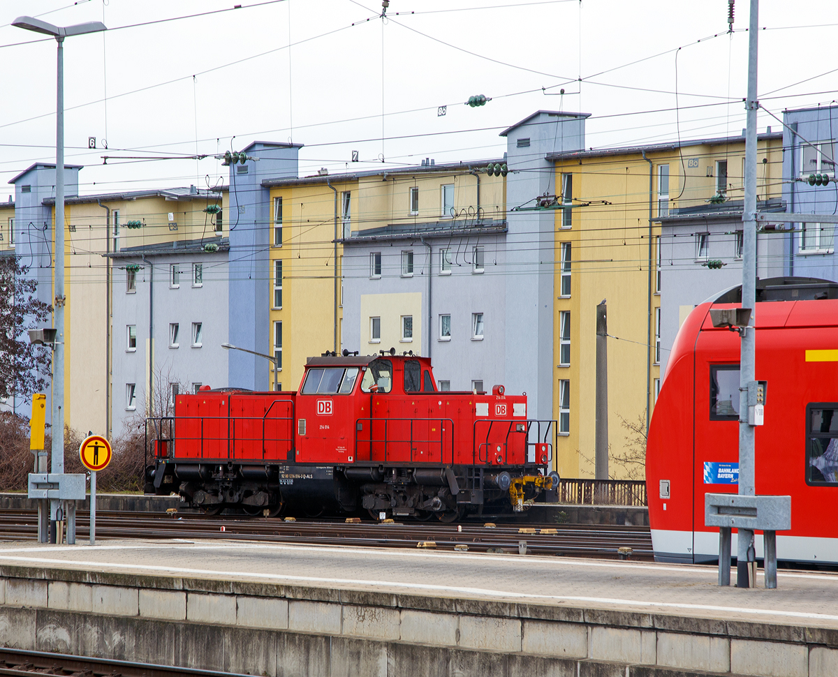 
Die an die DB Regio AG vermietete 214 014-3 (92 80 1214 014-3 D-ALS) der Alstom Lokomotiven Service, ex DB 212 163-0, ex DB V 100 2163, hier am 28.03.2016 im Hauptbahnhof Nürnberg.

Die ursprüngliche DB V 100.20 wurde 1964 von Henschel unter der Fabriknummer 30849 gebaut und als V 100 2163 an die Deutsche Bundesbahn geliefert. Mit der Einführung des EDV-Nummernschema erfolgte zum 01.01.1968 die Umzeichnung in DB 212 163-0, so fuhr sie bis zur Ausmusterung bei der DB zum 18.12.2001. Im Jahr 2002 ging sie an ALS - ALSTOM Lokomotiven Service GmbH in Stendal, wo sie 2008 gemäß Umbaukonzept  BR 214  umgebaut und als 214 014-3 bezeichnet wurde. Seit 2008 ist sie auch an die DB Regio AG - Regio Mittelfranken vermietet.