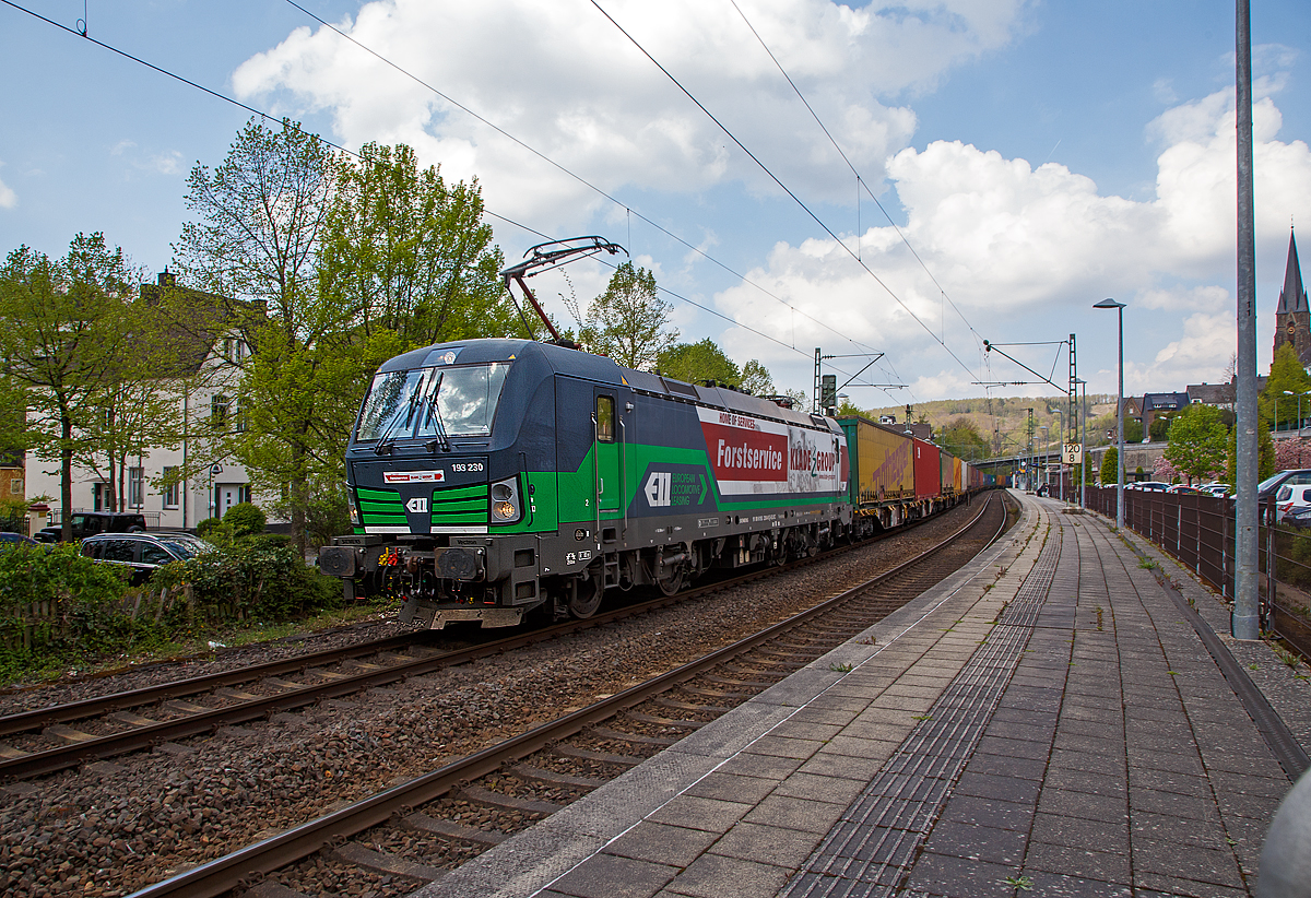 Die an die FRACHTbahn Traktion GmbH (Wien) vermietete Siemens Vectron AC 193 230 „Josef“ (91 80 6193 230-0 D-ELOC) der European Locomotive Leasing, mit Werbung für die „Forstservice Klade Group“ fährt am 27.04.2022 mit einem KLV-Zug durch Kirchen (Sieg) in Richtung Köln. 

Die Siemens Vectron AC  wurde 2015 von Siemens Mobilitiy in München-Allach unter der Fabriknummer 21965 gebaut. Diese Vectron Lokomotive ist als AC– Lokomotive (Wechselstrom-Variante) mit 6.400 kW konzipiert und zugelassen für Deutschland, Österreich, Ungarn und Rumänien (D/A/H/RO).

Die Lok wird drei Jahre lang mit dem Branding „Forstservice Klade Group“ vor allem zwischen Deutschland und Rumänien auf der Schiene unterwegs sein. Die FRACHTbahn führt regelmäßig Holztransporte, für Österreichs führendes Unternehmen in Forstwesen und Industrieservice, die Klade Group durch.

