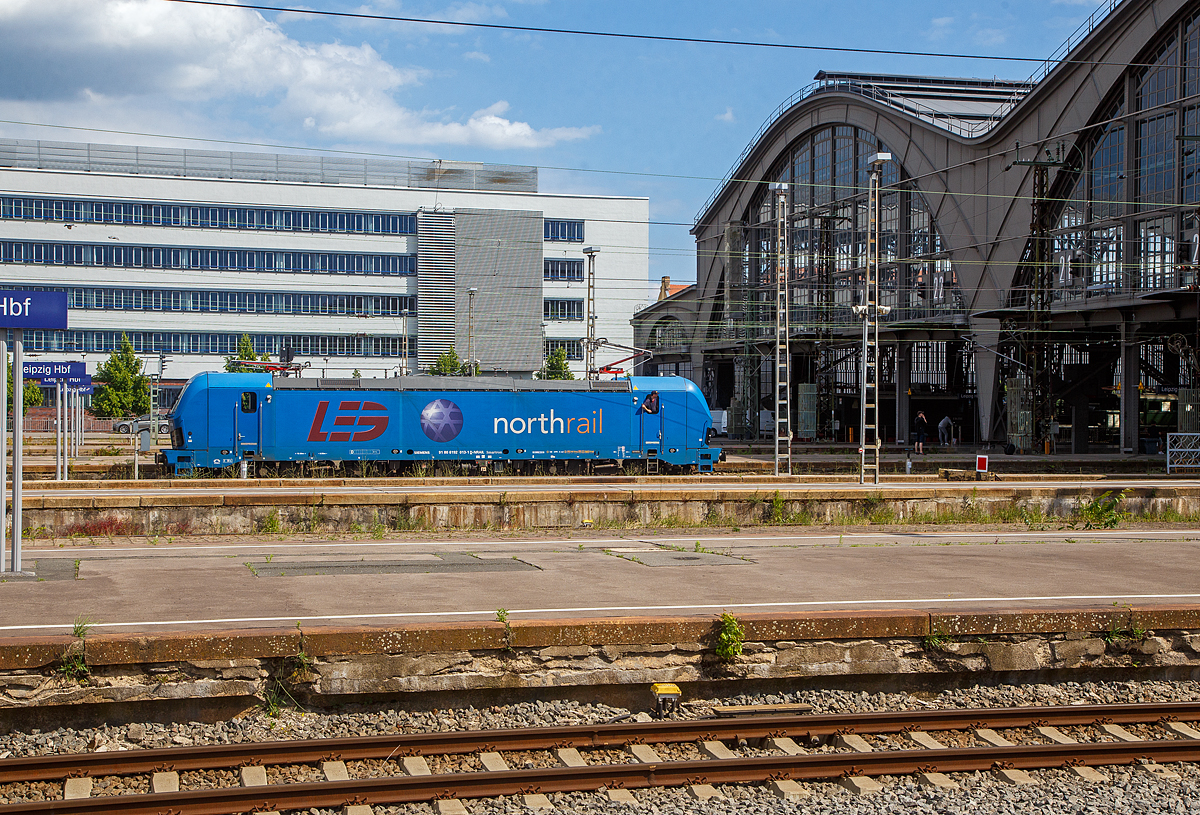 Die an die LEG - Leipziger Eisenbahnverkehrsgesellschaft mbH vermietete Siemens Smartron 192 013-1 (91 80 6192 013-1 D-NRAIL) der northrail GmbH (Hamburg), fährt am 11.06. 2022 als Lz (solo) in den Hauptbahnhof Leipzig. 

Die Siemens Smartron wurde 2019 von Siemens Mobilitiy in München-Allach unter der Fabriknummer 22707 gebaut und an die Paribus Rail Portfolio III GmbH & Co. KG (Hamburg) die die Lok für die northrail GmbH (Hamburg) finanziert hat. Die Smartron Lokomotiven sind bekanntlich abgespeckte rein für Deutschland konzipierte Wechselstrom-Lokomotiven und sind so auch nur für Deutschland zugelassen.

