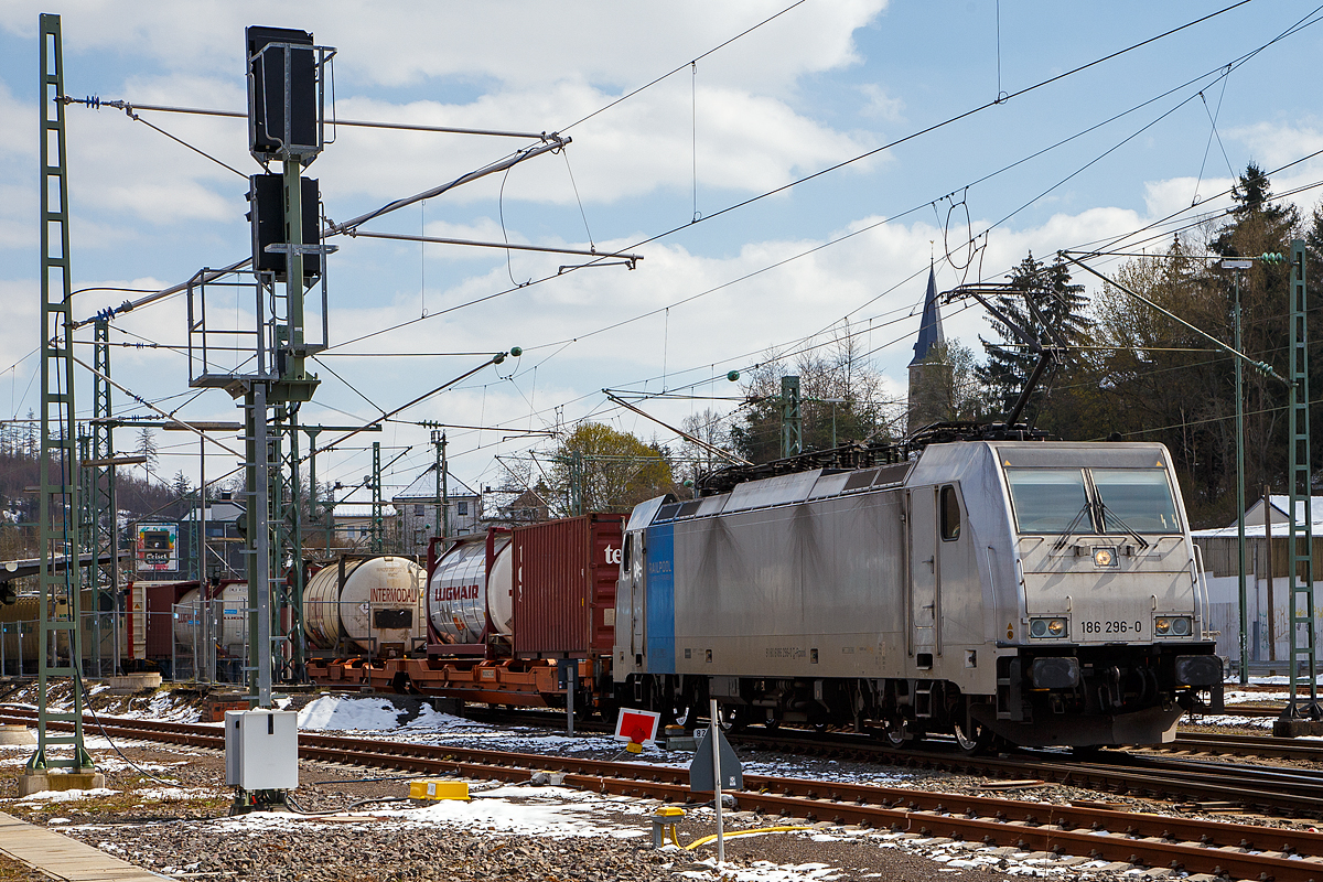 Die an die LINEAS Group NV/SA vermietete Railpool 186 296-0 (91 80 6186 299-0 D-Rpool) fährt am 08.04.2021, mit einem gemischten Güterzug, durch Betzdorf/Sieg in Richtung Köln. 

Die Bombardier TRAXX F140 MS2E wurde 2016 von Bombardier in Kassel unter der Fabriknummer 35345 gebaut und an die Railpool ausgeliefert. Die Multisystemlokomotive hat die Zulassungen bzw. besitzt die Länderpakete für Deutschland, Österreich, Belgien und die Niederland (D/A/B/NL).
