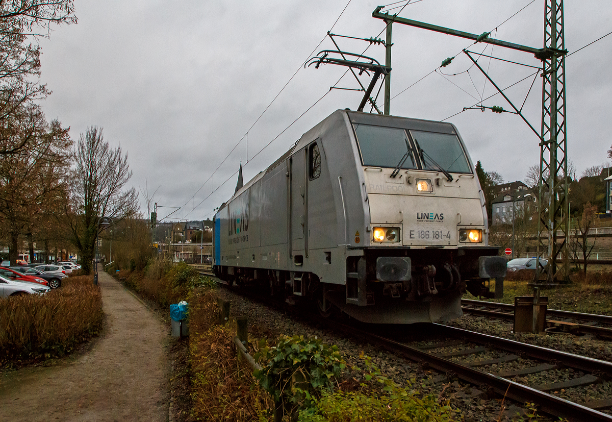 Die an die LINEAS Group NV/SA vermietete Railpool E 186 181-4 (91 80 6186 181- 4 D-Rpool) fährt am 07.01.2022, als Lz (Lokzug) bzw. Tfzf (Triebfahrzeugfahrt) durch den Bahnhof Kirchen (Sieg) in Richtung Köln. Die Lineas Group nv/sa (ex B-Logistics, ex B Cargo) ist eine belgische Schienengütergesellschaft.

Die Bombardier TRAXX F140 MS wurde 2008 von Bombardier in Kassel unter der Fabriknummer 34411 gebaut und an die Veolia Cargo Deutschland GmbH ausgeliefert und war an die ITL als 91 80 6186 181-4 D-ITL vermietet. Im Jahr 2009 wurde sie an die Railpool GmbH (München) verkauft, Mieter waren u.a. die SBB Cargo Deutschland bzw. International, METRANS Rail, RTB Cargo, SNCB und die HSL Logistik, Seit 2020 ist sie an die LINEAS vermietet.

Die Multisystemlokomotive hat die Zulassungen bzw. besitzt die Länderpakete für Deutschland, Österreich, Belgien, Niederland, Tschechien und Slowakei (D/A/B/NL/CZ/SK).