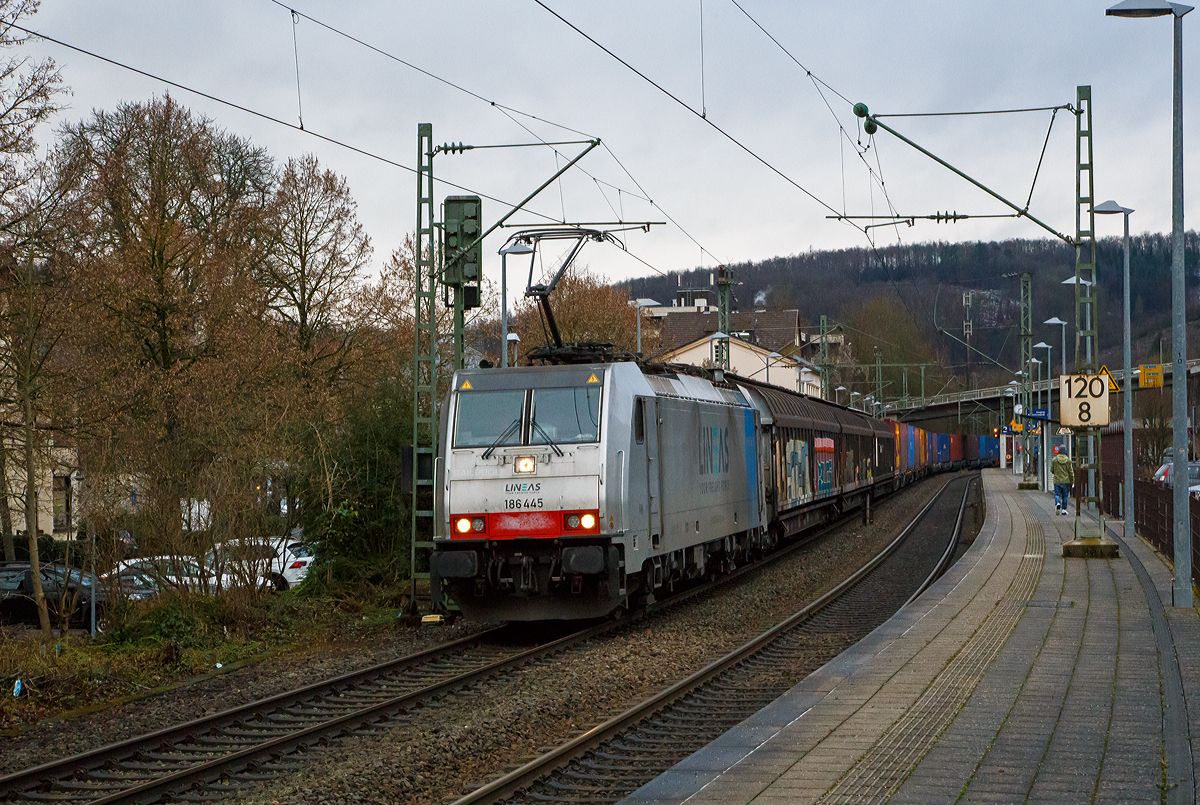 Die an die LINEAS Group NV/SA vermietete Railpool 186 445-3 (91 80 6186 445-3 D-Rpool) fhrt am 07.01.2022, eigentlich mehr mit einem KLV-Zug, aber drei Habbins-Schiebewandwagen waren auch dran, durch den Bahnhof Kirchen (Sieg) in Richtung Kln. Die Lineas Group nv/sa (ex B-Logistics, ex B Cargo) ist eine belgische Schienengtergesellschaft.

Die Bombardier TRAXX F140 MS(2E) wurde 2016 von Bombardier in Kassel unter der Fabriknummer 35299 gebaut und an die Railpool ausgeliefert. Die Multisystemlokomotive hat die Zulassungen bzw. besitzt die Lnderpakete fr Deutschland, sterreich, Schweiz, Italien, Belgien und die Niederland (D/A/CH/I/B/NL).

Die TRAXX F140 MS ist eine vierachsige Mehrsystem-Lokomotive mit einer Leistung von 5.600 kW fr den grenzberschreitenden Einsatz. Die Lokomotive befrdert hauptschlich Gterzge auf den europischen Hauptstrecken und kann in allen Stromsystemen eingesetzt werden. Im Gterverkehr wird eine Hchstgeschwindigkeit von 140km/h erreicht.

Technische Daten:
Spurweite: 1.435 mm
Achsanordnung: Bo’Bo’
Umgrenzungsprofil: UIC 505-1
Lnge ber Puffer: 18.900 mm
Drehzapfenabstand: 10.440 mm
Achsabstand im Drehgestell: 2.600 mm
Dienstgewicht: ca. 86 t (abhngig von Lnderpaketen)
Anzahl Fahrmotoren: 4
Max. Leistung: 5.600 kW
Max. Anfahrzugkraft: 300 kN
Antriebssystem: Tatzlagerantrieb
zul. Hchstgeschwindigkeit: 140 km/h (in Deutschland 160 km/h)
Netzspannungen: 25 kV 50 Hz AC, 15 kV 16,7 Hz AC, 3 kV und 1,5 kV DC
