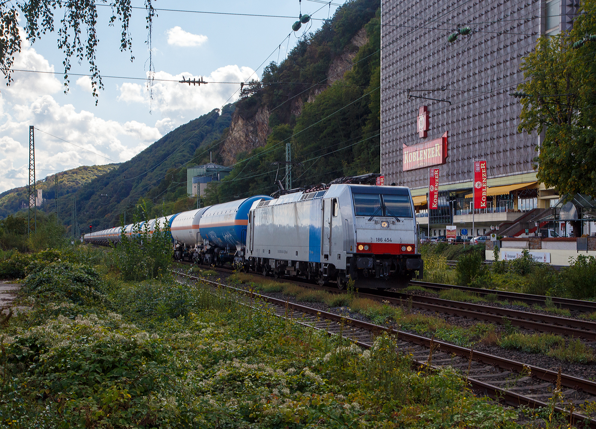 Die an die LINEAS Group NV/SA vermietete 186 454 (91 80 6186 454-5 D-Rpool) fährt am 02.09.2020 mit einem Kesselwagenzug, auf der Linken Rheinstrecke durch Koblenz-Oberwerth in Richtung Köln.

Die Bombardier TRAXX F140 MS(2E) wurde 2017 von Bombardier in Kassel unter der Fabriknummer 35351 gebaut und an die Railpool ausgeliefert. Die Multisystemlokomotive hat die Zulassungen bzw. besitzt die Länderpakete für Deutschland, Österreich, Schweiz, Italien, Belgien und die Niederland (D/A/CH/I/B/NL).
