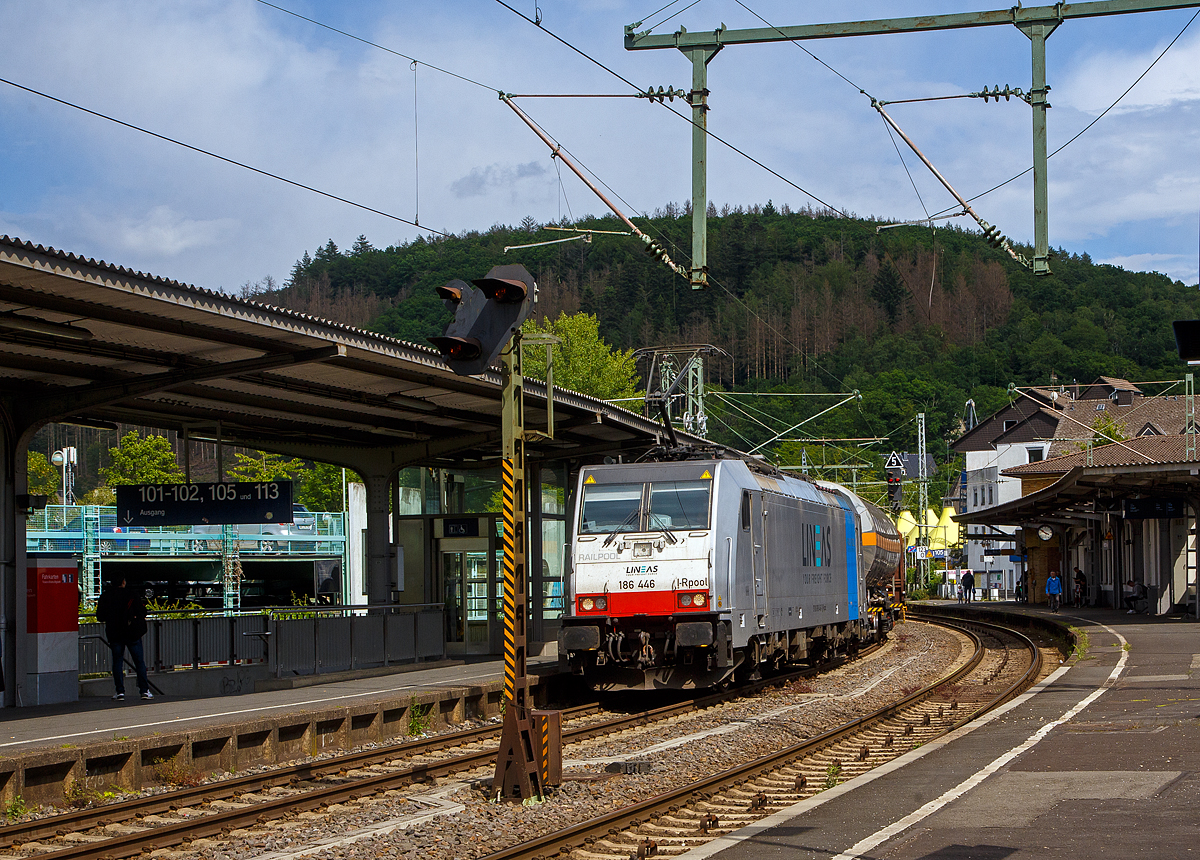 Die an die LINEAS Group NV/SA vermietete 186 446-1 (91 80 6186 446-1 D-Rpool) fährt am 09.06.2022 mit einem gemischten Güterzug durch den Bahnhof Betzdorf (Sieg) in Richtung Köln.

Die Bombardier TRAXX F140 MS(2E) wurde 2017 von Bombardier in Kassel unter der Fabriknummer 35401 gebaut und an die Railpool ausgeliefert. Die Multisystemlokomotive hat die Zulassungen bzw. besitzt die Länderpakete für Deutschland, Österreich, Schweiz, Italien, Belgien und die Niederland (D/A/CH/I/B/NL).
