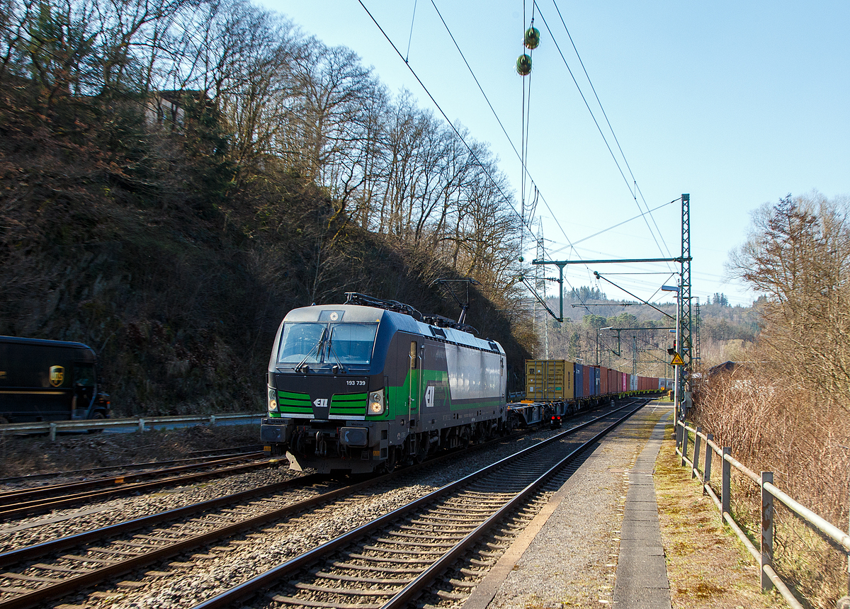 Die an die LTE Logistik- und Transport GmbH vermietete Vectron MS 193 739 (91 80 6193 739-0 D-ELOC) der European Locomotive Leasing, fährt am 22.03.2022 mit einem Containerzug durch Scheuerfeld (Sieg) in Richtung Siegen.

Die Vectron MS wurde 2018 von Siemens Mobilitiy in München-Allach unter der Fabriknummer 22432 gebaut. Sie ist hat die Zulassungen für D/A/PL/CZ/SK/H/RO/NL.
