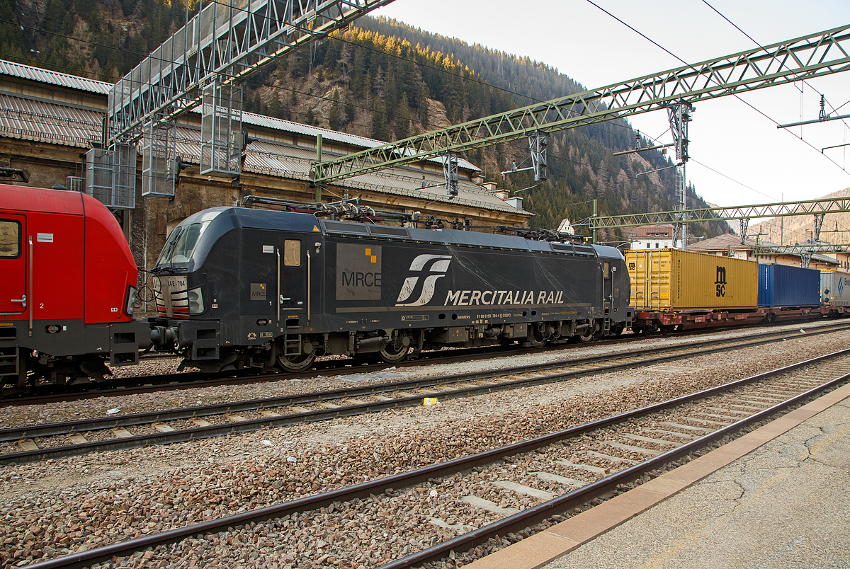 Die an die Mercitalia Rail S.r.l. vermietete X4 E – 704 / 193 704 (91 80 6193 704-4 D-DISPO) der MRCE Dispolok GmbH (München), hinter der DB Cargo 193 31, am 27.03.2022 mit einem KLV-Zug aus Österreich kommend im Bahnhof Brenner (Stazione di Brennero). Die Stromabnehmer sind wegen dem Systemwechsel Österreich/Italien noch gesenkt. 

Die Siemens Vectron MS wurde 2018 von Siemens in München-Allach unter der Fabriknummer 22388 gebaut. Diese Vectron Lokomotive ist als MS – Lokomotive (Multisystem-Variante) mit 6.400 kW (160 km/h) konzipiert und zugelassen für Deutschland, Österreich, Schweiz, Italien und Niederlande (D/A/CH/I/NL).
