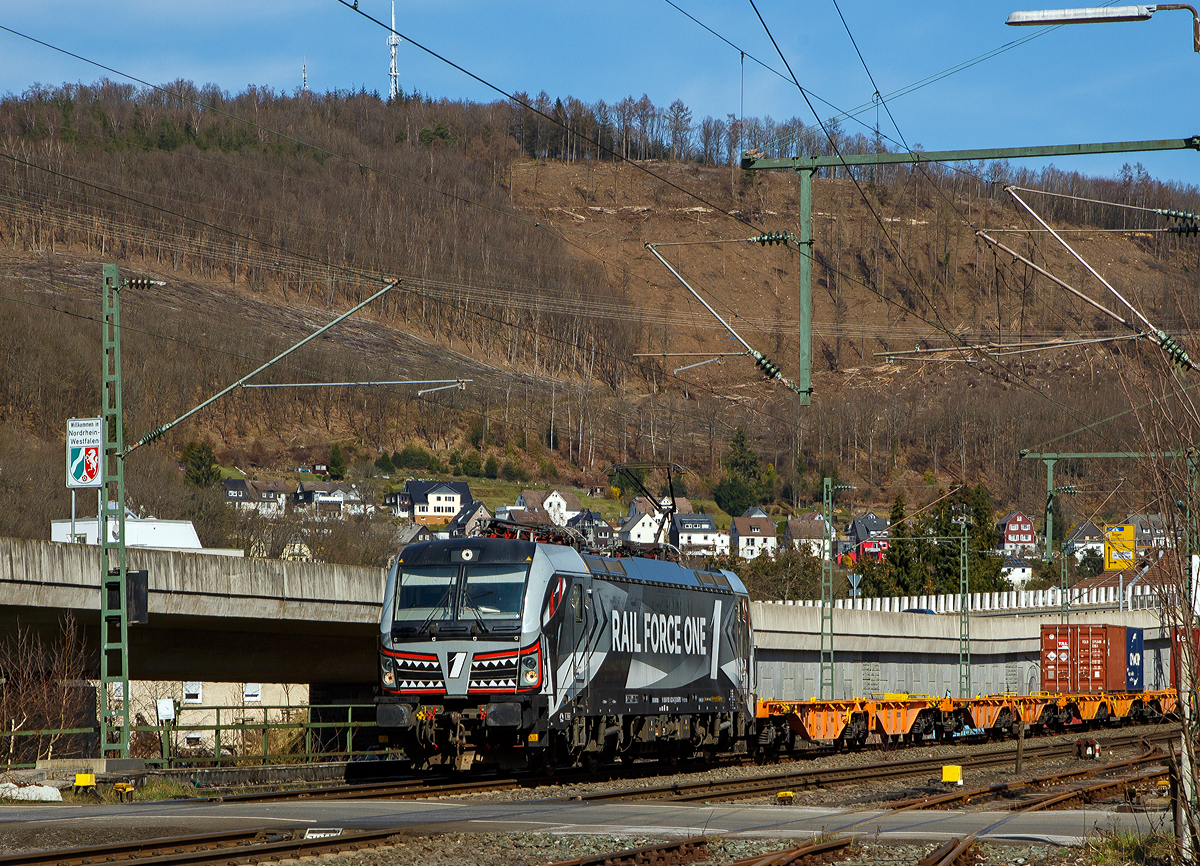 Die an die niederländische Rail Force One B.V. (Rotterdam) vermietete Siemens Vectron MS 193 623-6 (91 80 6193 623-6 D-DISPO) der MRCE Dispolok GmbH (München) fährt am 29.03.2021, mit einem KLV-Zug, durch Niederschelden auf der Siegstrecke in Richtung Köln.

Die Siemens Vectron MS wurde 2018 von Siemens Mobility GmbH in München-Allach unter der Fabriknummer 22503 gebaut und an die MRCE als X4 E – 623 geliefert. Diese Vectron Lokomotive ist als MS – Lokomotive (Mehrsystemlok) mit 6.400 kW konzipiert und zugelassen für Deutschland, Österreich, Ungarn, Polen, Tschechien, Slowakei, Rumänien und die Niederlande (D/A/H/PL/CZ/SK/RO/NL), sie hat eine Höchstgeschwindigkeit von 200 km/h.
