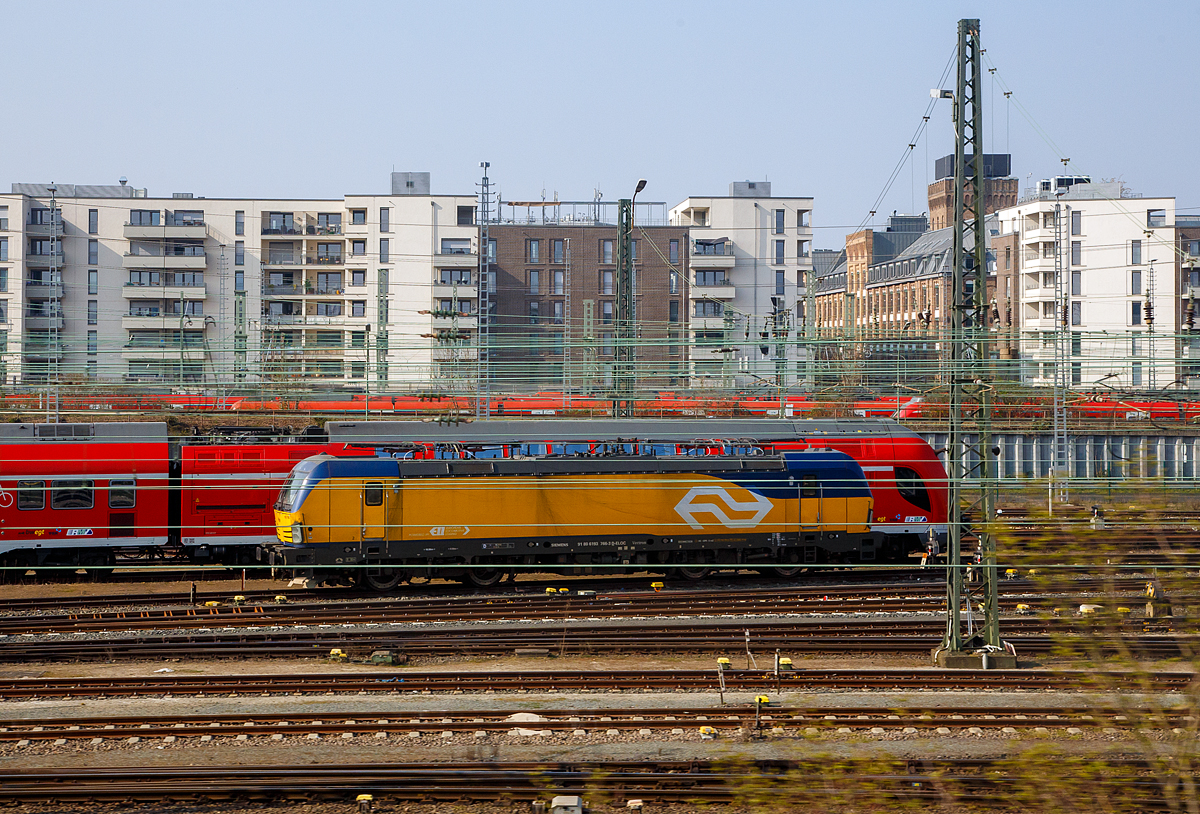 Die an die NS - Nederlandse Spoorwegen N.V. (Niederlndische Eisenbahnen AG) vermietete Siemens Vectron MS der ELL - European Locomotive Leasing (Wien) 193 766 (91 80 6193 766-3 D-ELOC) ist am 25.03.2022 im Abstellbereich beim Hbf Frankfurt  am Main abgestellt. Aufnahme aus einem einfahrenden ICE heraus.

Die Siemens Vectron MS wurde 2019 von Siemens Mobilitiy in Mnchen-Allach unter der Fabriknummer 22721 gebaut und an die ELL.