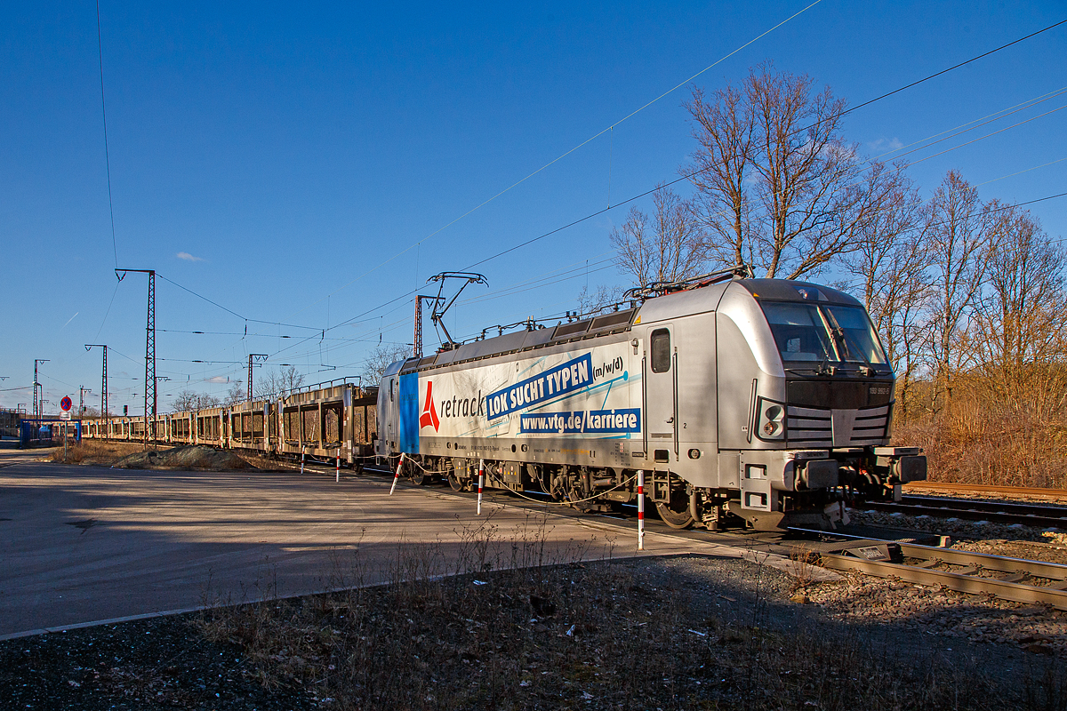 Die an die Retrack (ein Tochterunternehmen der VTG) vermietete 193 992-5  „Lok sucht Typen   (91 80 6193 992-5 D-Rpool) fährt am 27.02.2021, mit einem leeren Autotransportzug der BLG Logistics (Wagen der Gattung Laaers), durch Rudersdorf (Kr. Siegen) über die Dillstrecke (KBS 445) in Richtung Dillenburg bzw. Richtung Süden.

Die Siemens Vectron AC (200 km/h - 6.4 MW) wurde 2019 von Siemens Mobilitiy in München-Allach unter der Fabriknummer 22592 gebaut. Die Vectron AC hat eine Leistung von 6,4 MW und ist für 200 km/h Zugelassen in Deutschland, Österreich, Ungarn und Rumänien.