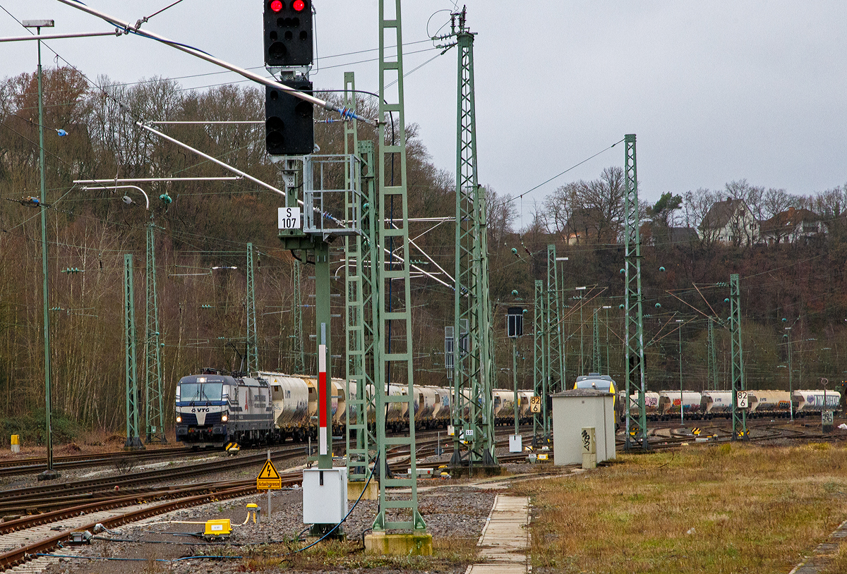 Die an die Retrack (ein Tochterunternehmen der VTG) vermietete Siemens Vectron der Railpool 193 811-7 (91 80 6193 811-7 D-Rpool) „Jule  fhrt am 05.01.2022 mit einem Zuckerzug (VTG Trichtermittenentladewagen der Gattung Uagnpps) durch Betzdorf (Sieg) in Richtung Siegen.

Die Siemens Vectron AC (200 km/h - 6.4 MW) wurde 2014 von Siemens Mobilitiy in Mnchen-Allach unter der Fabriknummer 21899 gebaut. Die Vectron AC hat eine Leistung von 6,4 MW und ist fr 200 km/h zugelassen in Deutschland, sterreich, Ungarn und Rumnien.
