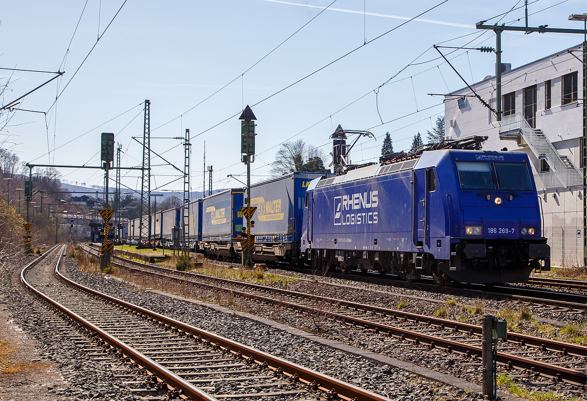 Die an die Rhenus Rail Logistics GmbH vermietete Railpool 186 269-7 (91 80 6186 269-7 D-Rpool) fährt am 29.03.2021, mit einem LKW-Walter KLV-Zug, auf der Siegstrecke (KBS 460), durch Niederschelden in Richtung Siegen. 

Die Bombardier TRAXX F140 MS2E wurde 2017 von Bombardier in Kassel unter der Fabriknummer 35522 gebaut und an die Railpool ausgeliefert. Die Multisystemlokomotive hat die Zulassungen bzw. besitzt die Länderpakete für Deutschland, Österreich, Belgien, Niederlande, Tschechien, Slowakei und Ungarn (D/A/B/NL/CZ/SK/H).