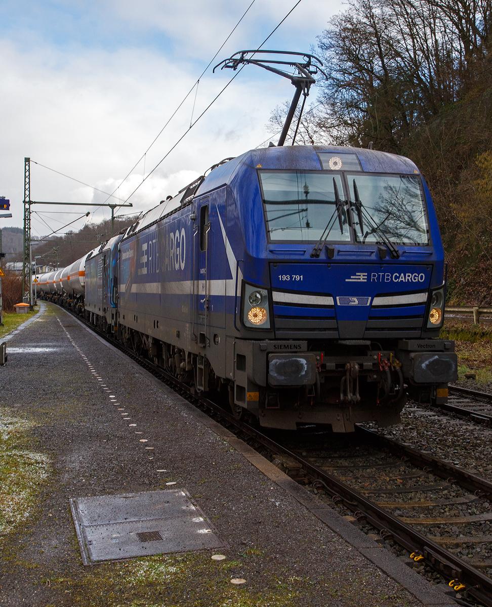 Die an die RTB CARGO GmbH vermietete Siemens Vectron MS der ELL - European Locomotive Leasing (Wien) 193 791 (91 80 6193 791-1 D-ELOC) fährt am 20.01.2022 mit der kalten LTE 193 697-0 (91 80 6193 697-0 D-LTE) und einem Druckgaskesselwagenzug (BUTAN o.ä.) durch Scheuerfeld (Sieg) in Richtung Köln. Leider hatte ich die falsche Gleisseite gewählt.

Vorne die Siemens Vectron MS -193 791 wurde 2018 von Siemens Mobilitiy in München-Allach unter der Fabriknummer 22496 gebaut. Sie hat die Zulassungen für D/A/H/PL/CZ/SK/RO/NL. Hinten die Siemens Vectron MS -193 697 wurde 2020 von Siemens Mobilitiy in München-Allach unter der Fabriknummer 22764 gebaut. Sie ist in der Variante A35 und hat die Zulassungen für D/A/I/H/CZ/PL/SK/HR/SLO/SRB/BG/RO.