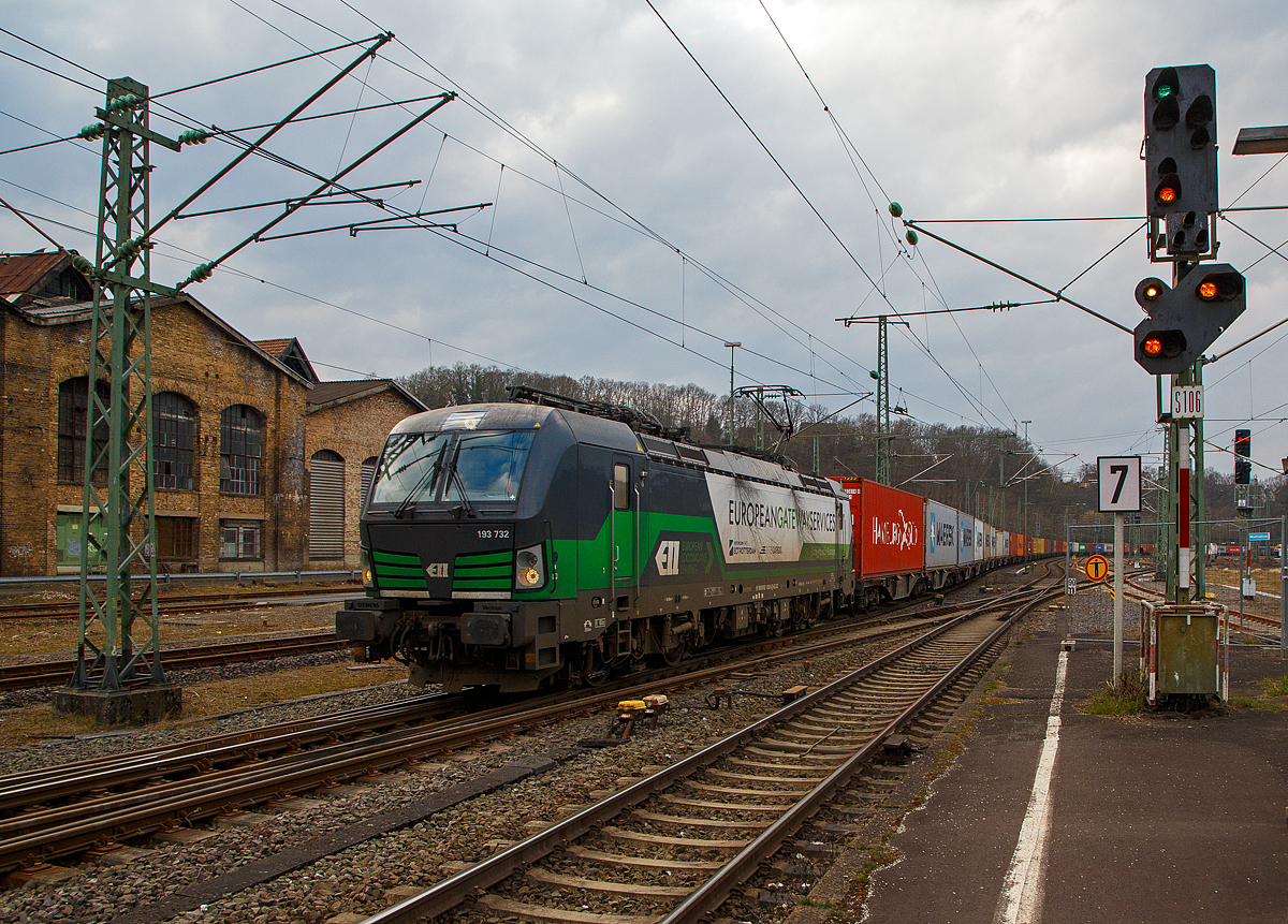 Die an die RTB CARGO GmbH vermietete Siemens Vectron MS 193 732 (9 91 80 6193 732-5 D-ELOC) der European Locomotive Leasing, fährt am 20.03.2022 mit einem Containerzug durch Betzdorf (Sieg) in Richtung Siegen.

Die Siemens Vectron MS wurde 2018 von Siemens Mobilitiy in München-Allach unter der Fabriknummer 22455  gebaut. Diese Vectron Lokomotive ist als MS – Lokomotive (Multisystem-Variante) mit 6.400 kW konzipiert und für 200 km/h zugelassen in Deutschland, Österreich, Polen und die Niederlande (D/A/NL/PL). Für Ungarn, Tschechien, Slowakei, Rumänien sind vorgesehen, aber noch nicht zugelassen.
