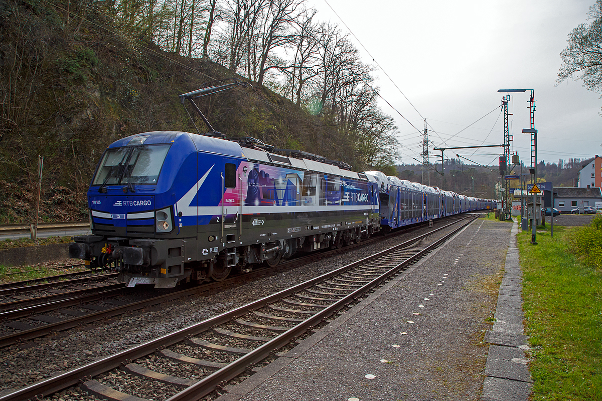 Die an die RTB CARGO vermietete Siemens Vectron MS 193 565 (91 80 6193 565-9 D-ELOC) der ELL Germany GmbH (European Locomotive Leasing) fährt am 13.04.20232 mit einem langen Hödlmayer Autotransportzug (Touax-Wagen der Gattung Laaers) durch Scheuerfeld (Sieg) in Richtung Siegen.

Die Siemens Vectron MS der Variante A54 - 6.4 MW wurde 2020 von Siemens in München-Allach unter der Fabriknummer 22875 gebaut. Sie hat die Zulassungen für Deutschland, Österreich, Ungarn, Rumänien, Belgien und die Niederlande. Nach meiner Sichtung sind auch Polen, Tschechien und die Slowakei vorgesehen, aber diese (SK/PL/CZ) sind noch durchgestrichen.
