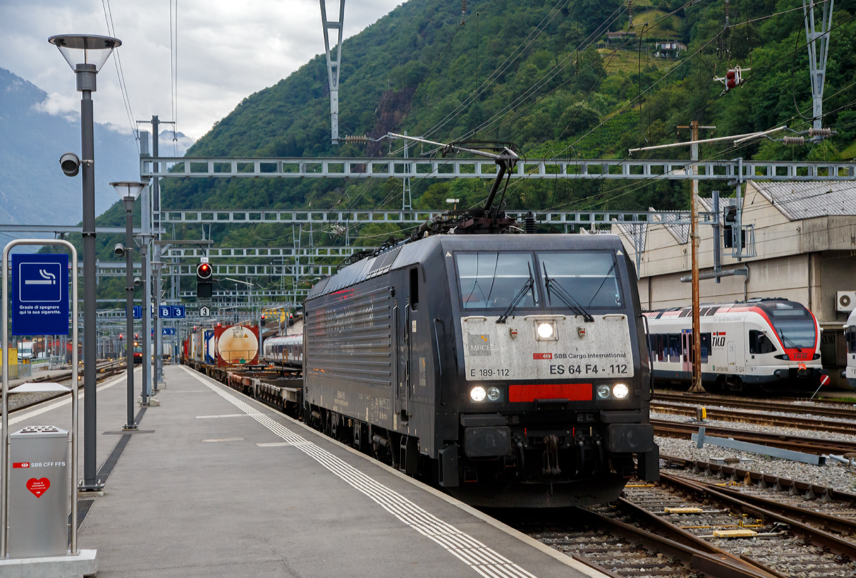 
Die an die SBB Cargo International AG vermietete MRCE Dispolok ES 64 F4-112 / E 189 112 (91 80 6189 112-6 D-DISPO Class 189-VL) fährt am 02.08.2019 mit einem KLV-Zug durch den Bahnhof Bellinzona in Richtung Italien.

Die Siemens EuroSprinter wurde 2009 von Siemens in München unter der Fabriknummer 21517 gebaut. 

Die BR 189 (Siemens ES64F4) hat eine Vier-Stromsystem-Ausstattung. Sie ist in allen vier in Europa üblichen Bahnstromsystemen einsetzbar. Class 189 VL bedeutet es ist eine BR 189 in der Variante L. Die Variante L besitzt die Zugbeeinflussungssysteme LZB/PZB, ETCS, SCMT, ZUB, INTEGRA, ATB und MEMOR für den Einsatz in Deutschland, Österreich, Schweiz, Italien, Niederlande, Belgien, Slowenien, Kroatien und Rumänien.
Die Stromabnehmerbestückung ist folgende: 
Pos. 1: CH, FR (AC), LU (AC), BE (AC) 
Pos. 2: IT, SI, HR (DC) 
Pos. 3: NL (DC), CZ (DC), FR (DC), SK, LU (DC) 
Pos. 4: DE, AT, NL (AC), DK, CZ (AC), HR (AC), HU, RO

Leistungsdaten der BR189:
Nennleistung an den Rädern:  in Wechselspannungsnetzen  6,400 kW;   unter DC 3.000 V 6.000 kW und unter DC 1.500 V 4.200 kW 
Maximale Dauerzugkraft bis 84 km/h; 270 kN 
Maximale Anfahrzugkraft: 300 kN
Höchstgeschwindigkeit : 140 km/h
