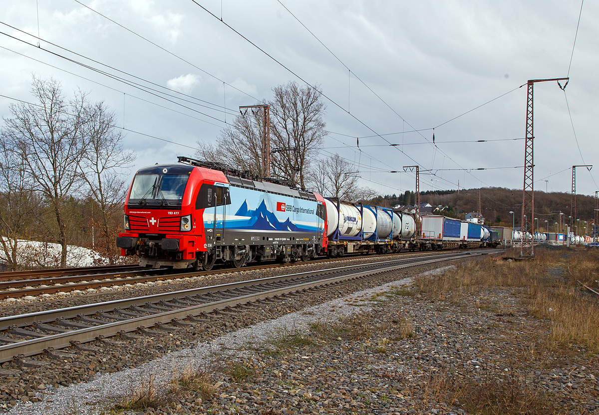 Die an die SBB Cargo International AG vermietete Vectron 193 477- 7  Fulda   (91 80 6193 477-7 D-SIEAG) der LokRoll AG (eingestellt bei Siemens Mobility, München) fährt am 11.03.2021 mit einem HUPAC-KLV/Container-Zug durch Rudersdorf (Kr. Siegen) in nördlicher Richtung.

Die Siemens Vectron MS wurde 2018 von Siemens Mobilitiy in München-Allach unter der Fabriknummer 22322 gebaut. Die Vectron AC hat eine Leistung von 6,4 MW und ist Zugelassen in Deutschland, Österreich, Schweiz und Italien.
