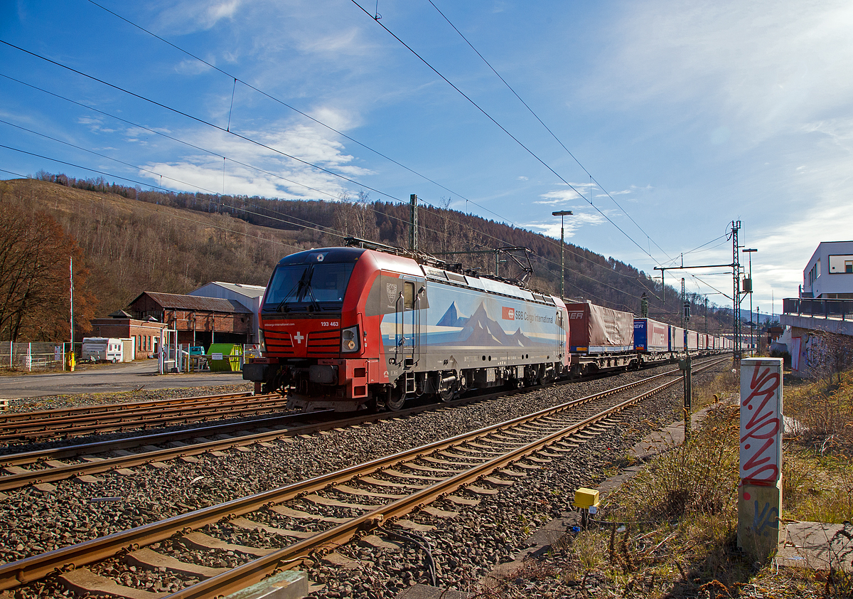 Die an die SBB Cargo International AG vermietete Vectron 193 463-7  Duisburg  (91 80 6193 463-7 D-SIEAG) der LokRoll AG (eingestellt bei Siemens Mobility, München) fährt am 20.03.2021, mit einem Winner-Zug (einem KLV-Zug) über die Siegstrecke (KBS 460) durch Niederschelden in Richtung Siegen.

Die Siemens Vectron MS wurde 2018 von Siemens Mobilitiy in München-Allach unter der Fabriknummer 22289 gebaut. Die Vectron AC hat eine Leistung von 6,4 MW und ist Zugelassen in Deutschland, Österreich, Schweiz und Italien.

Unter Einbindung des Infrastrukturfonds von der Reichmuth Infrastruktur Schweiz AG hat die LokRoll AG bei Siemens 18 Mehrsystem-Lokomotiven des Typs Vectron gekauft. Sie sind für den grenzüberschreitenden Verkehr auf dem Korridor Deutschland, Österreich, Schweiz und nach Italien vorgesehen.

Zusätzlich zu den nationalen Zugsicherungssystemen sind alle Lokomotiven mit dem europäischen Zugsicherungssystem ETCS ausgestattet. Die Loks verfügen über eine maximale Leistung von 6.400 KW und eine Höchstgeschwindigkeit von 160 km/h. LokRoll hat die Lokomotiven für 15 Jahre an die SBB Cargo International verleast. SBB Cargo International gehört zu 75% der SBB-Güterverkehrstochter SBB Cargo und zu 25% der Hupac AG, die im kombinierten Verkehr Straße-Schiene aktiv ist.