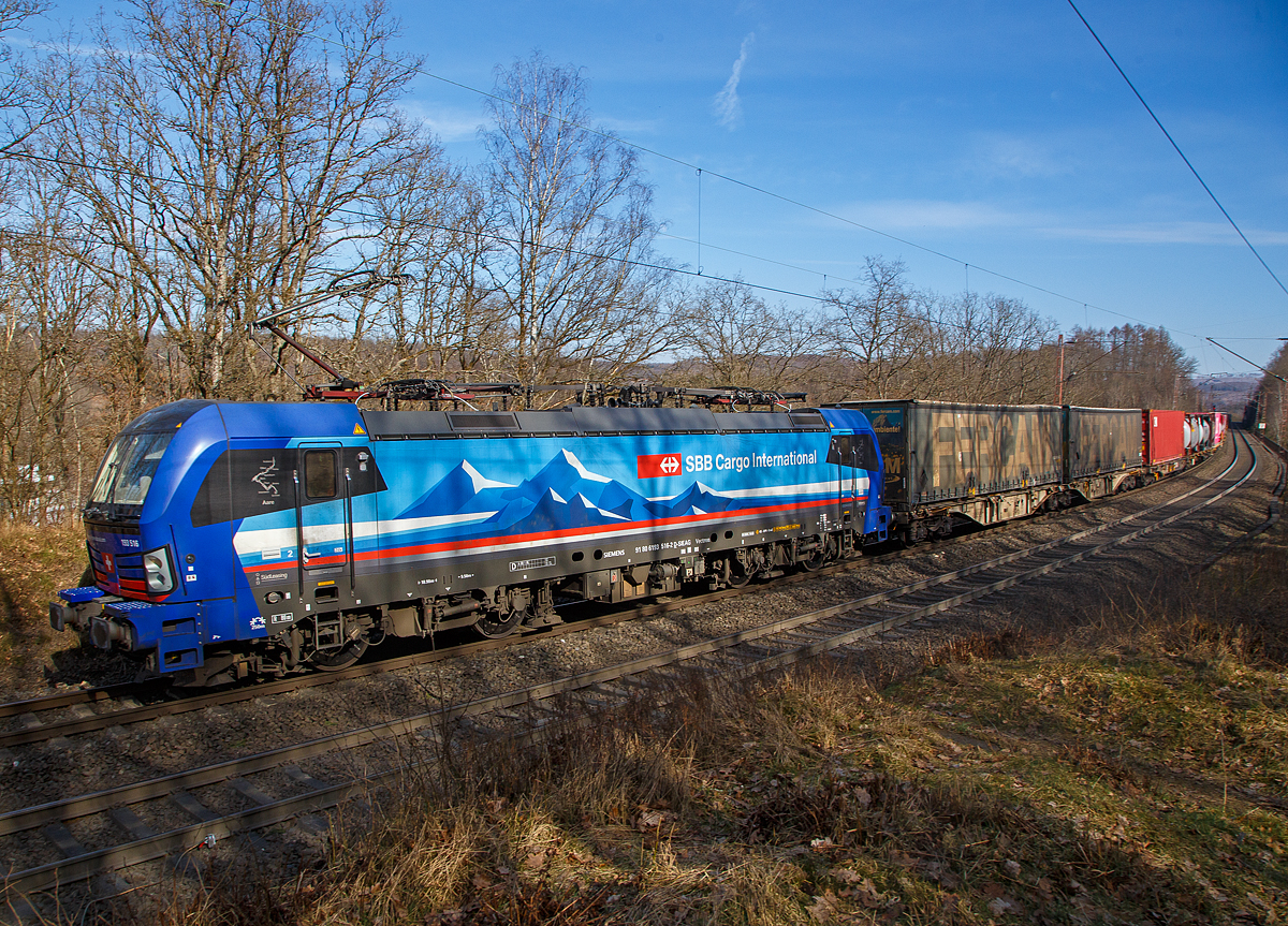 Die an die SBB Cargo International vermietete 193 516 „Aare“ (91 80 6193 516-2 D-SIEAG) der SüdLeasing GmbH (Stuttgart, eingestellt in Deutschland durch Siemens) fährt am 13.03.2022, mit einem KLV-Zug, über den Rudersdorfer Viadukt in Richtung Siegen.

Die Siemens Vectron MS wurde 2019 von Siemens Mobilitiy in München-Allach unter der Fabriknummer 22629 gebaut. Eigentümer ist die Südleasing GmbH in Stuttgart (LBBW-Tochter) die 20 dieser Loks an die SBB Cargo International vermietet hat, eingestellt sind sie in Deutschland durch die Siemens Mobilitiy. Es besteht zudem eine Option für 20 weitere Fahrzeuge.

Diese Mehrsystem-Loks sind für den Einsatz auf dem Rhein-Alpen-Korridor vorgesehen und sind für den Betrieb in Deutschland, Österreich, Schweiz, Italien und den Niederlanden (DACHINL) ausgelegt. Sie verfügen über eine Leistung von 6,4 MW (160 km/h) und sind neben den nationalen Zugsicherungssystemen mit dem Europäischen Zugsicherungssystem (ETCS) ausgestattet. 