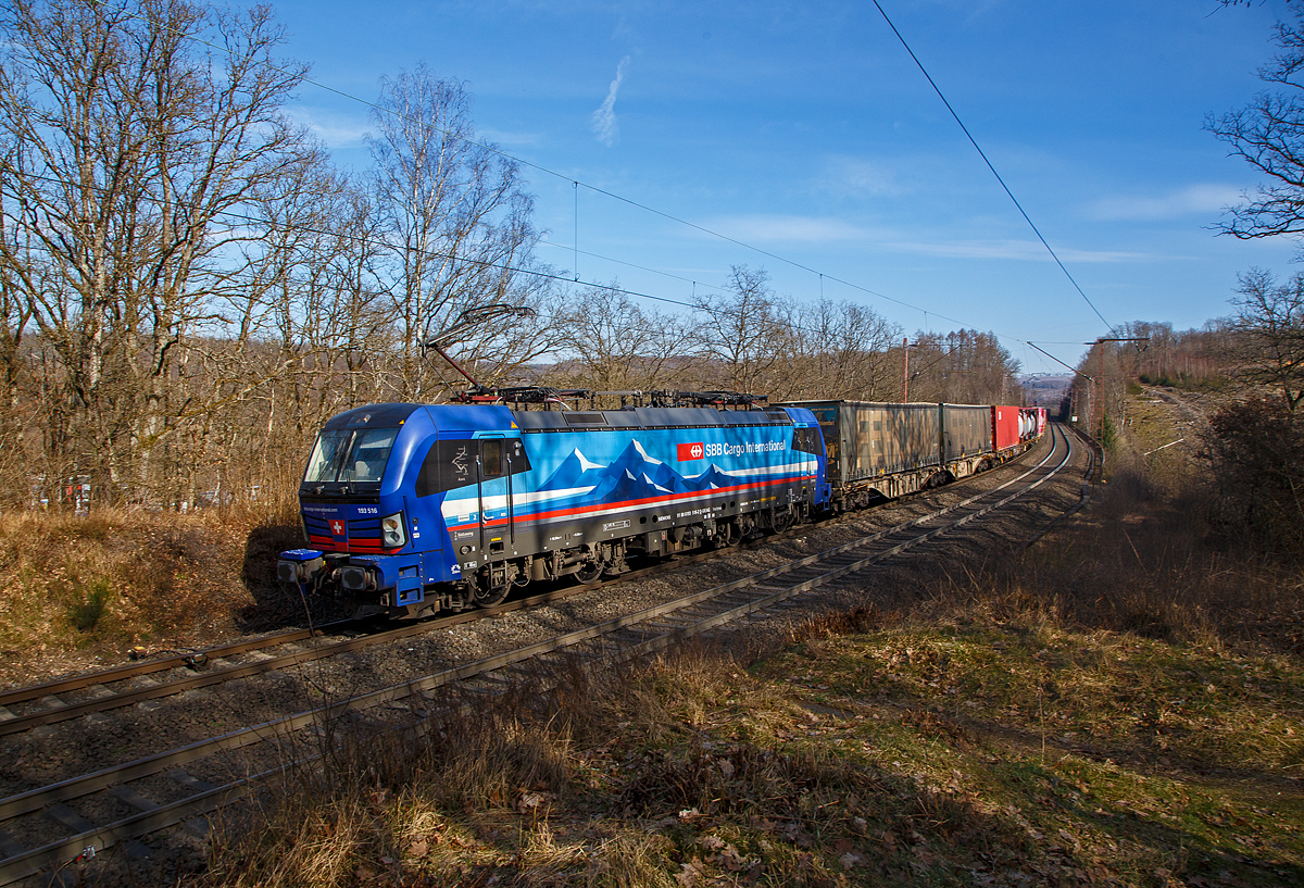 Die an die SBB Cargo International vermietete 193 516 „Aare“ (91 80 6193 516-2 D-SIEAG) der SüdLeasing GmbH (Stuttgart, eingestellt in Deutschland durch Siemens) fährt am 13.03.2022, mit einem KLV-Zug, über den Rudersdorfer Viadukt in Richtung Siegen.

Die Siemens Vectron MS wurde 2019 von Siemens Mobilitiy in München-Allach unter der Fabriknummer 22629 gebaut. Eigentümer ist die Südleasing GmbH in Stuttgart (LBBW-Tochter) die 20 dieser Loks an die SBB Cargo International vermietet hat, eingestellt sind sie in Deutschland durch die Siemens Mobilitiy. Es besteht zudem eine Option für 20 weitere Fahrzeuge.

Diese Mehrsystem-Loks sind für den Einsatz auf dem Rhein-Alpen-Korridor vorgesehen und sind für den Betrieb in Deutschland, Österreich, Schweiz, Italien und den Niederlanden (DACHINL) ausgelegt. Sie verfügen über eine Leistung von 6,4 MW (160 km/h) und sind neben den nationalen Zugsicherungssystemen mit dem Europäischen Zugsicherungssystem (ETCS) ausgestattet. 