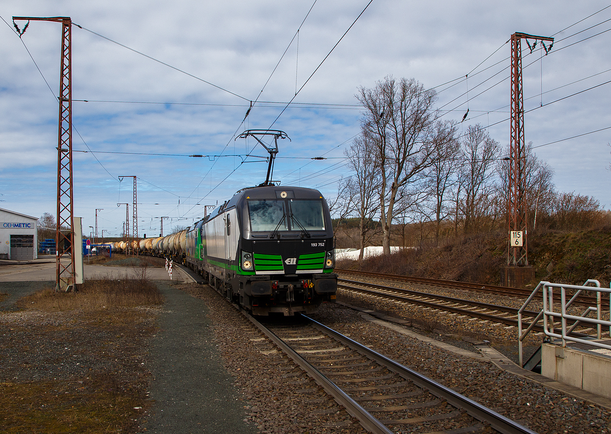 Die an die SETG - Salzburger Eisenbahn TransportLogistik vermietete Vectron MS 193 752 (91 80 6193 752-3 D-ELOC) fährt am 20.03.2021 mit der kalten 193 839-8 (91 80 6193 839-8 D-ELOC) und einem Kesselwagenzug (Wagen der Gattung Zacns für flüssige Kreide), durch Rudersdorf (Kr. Siegen) über die Dillstrecke (KBS 445) in südlicher Richtung.

Beide Loks sind Siemens Vectron MS mit  6.4 MW Leistung wurde von Siemens Mobilitiy in München-Allach gebaut, die 193 752 im Jahr  2019 unter der Fabriknummer 22677 und die 193 839 im Jahr 2018 unter der Fabriknummer  22449. Diese Vectron MS haben Zulassungen für Deutschland, Österreich, Ungarn, Tschechien, Slowakei, Polen, Rumänien, Bulgarien, Kroatien Slowenien und Serbien.
