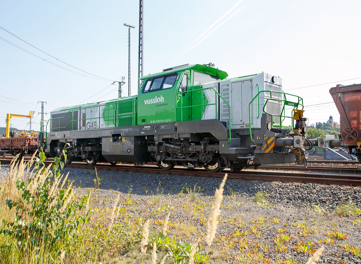 Die an die SLG Spitzke Logistik GmbH vermietete und der Vossloh Locomotives GmbH gehrende G 18 (92 80 4180 001-4 D-VL) im am 12.09.2015, mit einem  Langschienenzug, beim ICE-Bahnhof Montabaur abgestellt. 

Die Lok wurde 2011 von Vossloh in Kiel unter der Fabriknummer 5001927 gebaut.

Die G 18 wie auch die G 12 sind neue dieselhydraulische Lokomotiven fr den Rangier- und Gterzugdienst von Vossloh Locomotives.  Die G 12 mit 1.200 kW sowie die G 18 mit 1.800 kW. Angetrieben werden die Vierachser von den optimierten Turbo-Flex-Getrieben L530breU2 von Voith. Ein neues Drei-Wandler-Getriebe verbessert den Wirkungsgrad und ist mit einem leistungsfhigen Retarder zum verschleifreien Bremsen ausgerstet. Das Gesamtgewicht der Loks kann flexibel zwischen 80 und 90 t ausgelegt werden. 

Von der G 18 sind derzeit 3 Loks gebaut worden, diese ist die erste Lok von diesem Typ.

Technische Daten:
Spurweite:  1.435 mm
Achsanordung:  B‘B‘
Hchstgeschwindigkeit: 120 km/h
Dieselmotorleistung:  max. 1.800 kW
Dieselmotor:  MTU 12V 4000 R43 (L)
Dieselmotordrehzahl  1.800 min-1
Abgasvorschriften:  EU/2004/26 Stufe IIIA/prepared for stage IIIB  
Anfahrzugkraft:  291 kN
Dienstgewicht:  80 t
Raddurchmesser:  1.000 mm (neu) / 920 mm (abgenutzt)
Lnge ber Puffer : 17.000 mm  
Grte Hhe:  4.310 mm  
Grte Breite:  3.080 mm
Strmungsgetriebe:  Voith L 530 breU2
Hydrodynamische Bremsleistung:  max. 1.600 kW
Kleinster befahrbarer Bogenradius:  55 m