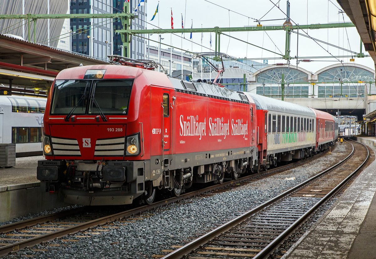 Die an Snälltåget  (ein Unternehmen Transdev Sverige AB) vermietete Siemens Vectron AC 193 288-8 (91 80 6193 288-8 D-ELOC) der ELL - European Locomotive Leasing, erreicht am 21.03.2019 mit dem Snälltåget Nachtzug ”Berlin Night Express” (Berlin-Malmö-Stockholm), Stockholm Central.

Die Siemens Vectron AC (6,4 MW) wurde 2018 von Siemens Mobilitiy in München unter der Fabriknummer 22256 gebaut. Sie hat die Zulassung für Schweden und Norwegen und ist an die Transdev Sverige AB vermietet.

Der Zug befährt die so genannte Königslinie (schwedisch Kungslinjen) eine Eisenbahnfährverbindung von Sassnitz (Rügen) in Deutschland nach Trelleborg in Schweden. Sie stellte mit einer Fahrtzeit von etwa vier Stunden die kürzeste direkte Fährverbindung zwischen Deutschland und Schweden dar.

Nachdem es lange bis zu zwei Abfahrten pro Richtung und Tag gegeben hatte, wurde die Linie ab dem 18. September 2018 nicht mehr täglich bedient. Am 14. März 2020 wurde wegen der COVID-19-Pandemie der Fährverkehr auf dieser Route eingestellt. Am 8. April 2020 gab Stena Line bekannt, dass leider eine dauerhafte Schließung vorgesehen sei.
