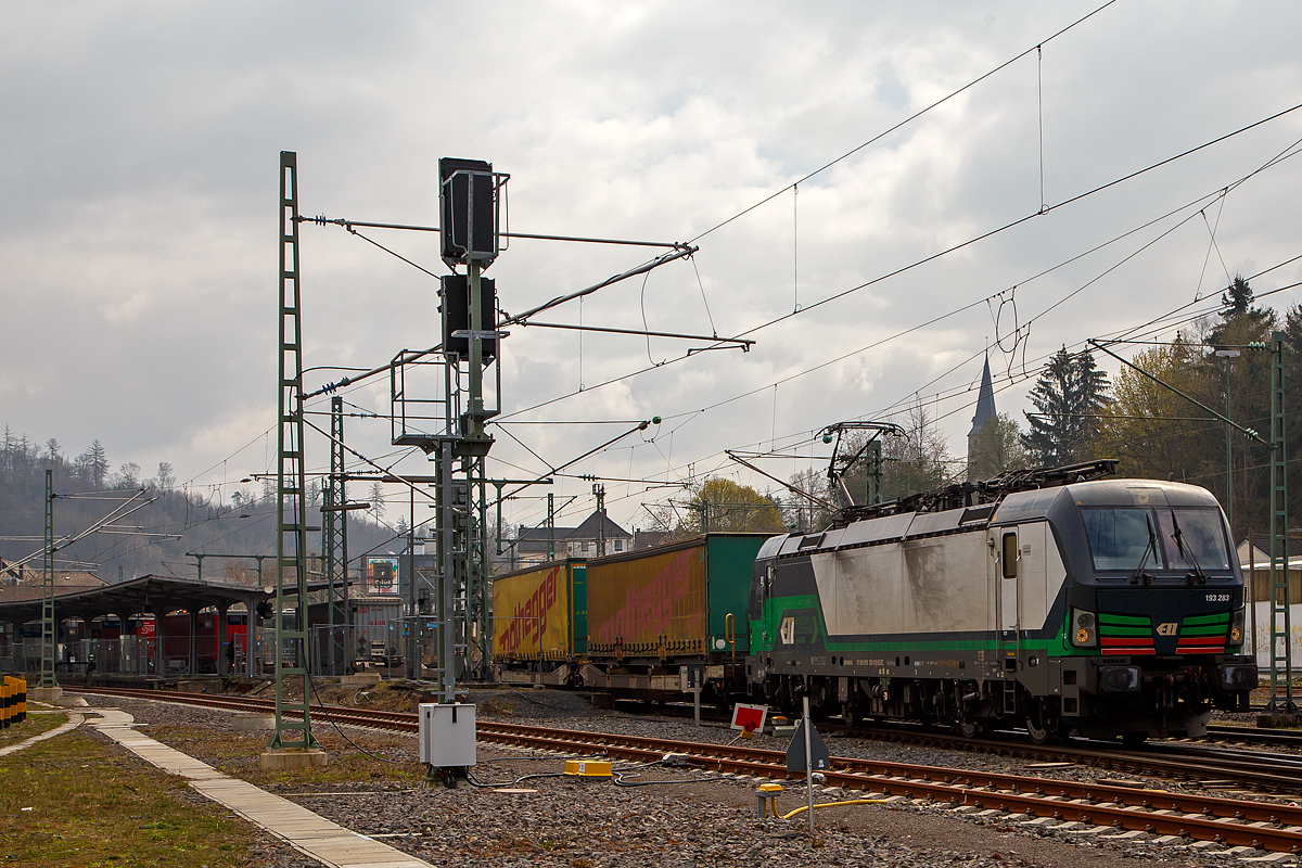 Die an die TX Logistik AG (Troisdorf) vermietete Siemens Vectron AC 193 283 (91 80 6193 283-9 D-ELOC) der European Locomotive Leasing, fhrt am 13.04.2021 mit einem KLV-Zug durch den Bahnhof Betzdorf (Sieg) in Richtung Kln. 

Die Siemens Vectron AC  wurde 2016 von Siemens Mobilitiy in Mnchen-Allach unter der Fabriknummer 22277 gebaut. Diese Vectron Lokomotive ist als AC – Lokomotive (Wechselstrom-Variante) mit 6.400 kW konzipiert und zugelassen fr Deutschland, sterreich Italien und Niederlande (D/A/I/NL). Die Zulassungen fr die Schweiz  und Ungarn (CH / H) sind noch durchgestrichen.
