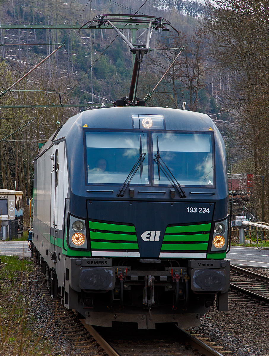 Die an die TX Logistik AG (Troisdorf) vermietete Siemens Vectron AC 193 234 (91 80 6193 234-2 D-ELOC) der European Locomotive Leasing, fhrt am 20.04.2021 mit einem KLV-Zug durch Kirchen (Sieg) in Richtung Siegen. 

Die Siemens Vectron AC  wurde 2016 von Siemens Mobilitiy in Mnchen-Allach unter der Fabriknummer 21978 gebaut. Diese Vectron Lokomotive ist als AC– Lokomotive (Wechselstrom-Variante) mit 6.400 kW konzipiert und zugelassen fr Deutschland, sterreich, Ungarn und Rumnien (D/A/H/RO).
