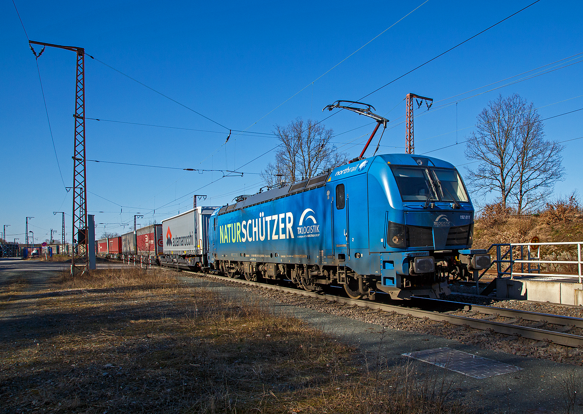 Die an die TX Logistik AG (Troisdorf) vermietete Siemens Smartron 192 011-5 „NATURSCHTZER“ (91 80 6192 011-5 D-NRAIL) der northrail GmbH (Hamburg), fhrt am 07.03.2022 mit einem KLV-Zug durch Rudersdorf (Kr. Siegen) in Richtung Sden. 

Die Siemens Smartron wurde 2019 von Siemens Mobilitiy in Mnchen-Allach unter der Fabriknummer 22705 gebaut. Die Smartron Lokomotiven sind bekanntlich abgespeckte rein fr Deutschland konzipierte Wechselstrom-Lokomotiven und sind so auch nur fr Deutschland zugelassen.

TX Logistik AG mit Sitz in Troisdorf gehrt zur Mercitalia Gruppe die wiederum zur italienischen Staatsbahn Ferrovie dello Stato Italiane (FS) gehrt.
