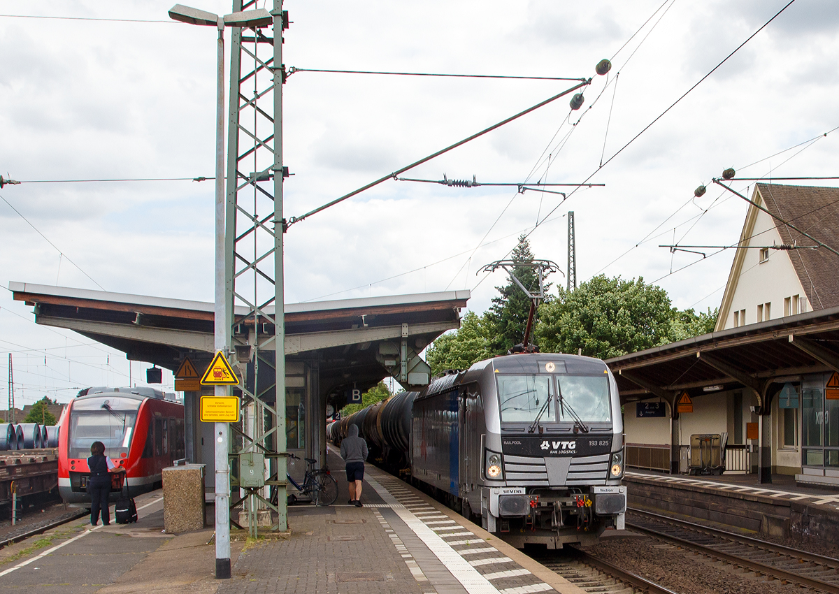 
Die an die VTG Rail Logistics Deutschland GmbH vermietete Railpool 193 825  Monika  (91 80 6193 825-7 D-Rpool) fährt am 16.06.2017 mit einem Kesselwagenzug durch den Bahnhof Andernach in Richtung Norden. 

Die Siemens Vectron AC wurde 2016 von Siemens in München unter der Fabriknummer 22055 für die Railpool GmbH in München gebaut. Die AC-Lok mit einer Leistung 6.4 MW hat die Zulassung in Deutschland und Österreich für eine V max 200 km/h. 
