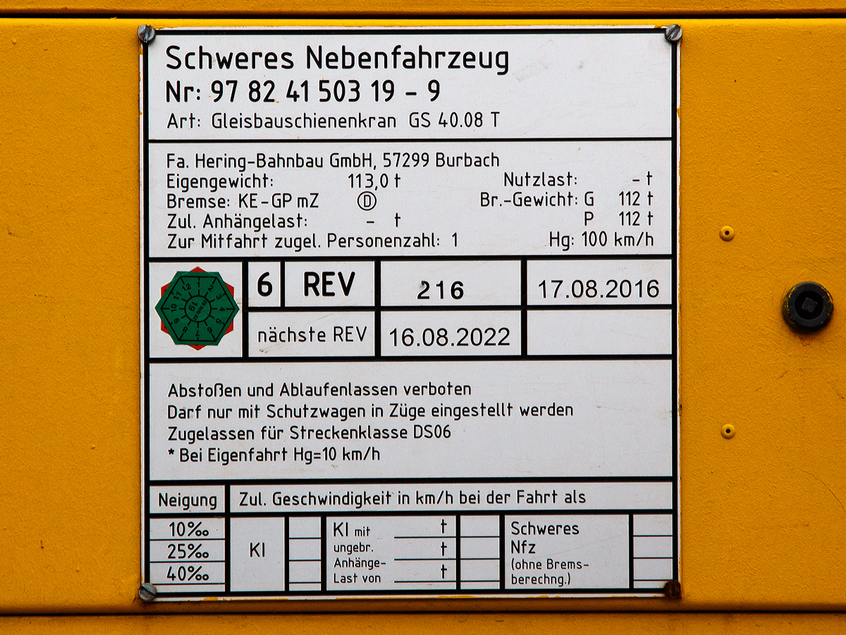 
Die Anschrifentafel des GOTTWALD Gleisbauschienenkran GS 40.08 T der Hering Bau (Burbach), Schweres Nebenfahrzeug Nr. 97 82 41 503 19-9 D-HGUI (ex 97 82 41 503 17-3, ex 60 80 092 3576-3) abgestellt am 15.12.2018 in Siegen-Eintracht auf dem Gelnde der KSW Kreisbahn Siegen-Wittgenstein GmbH.